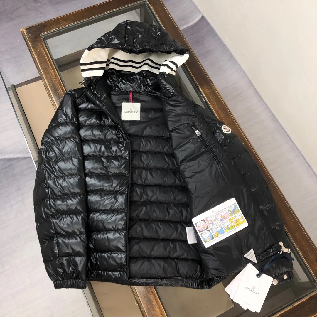 P800 🆕🆕🆕MONCLER 2024 winter latest hooded down jacket, thin and light, couple style! ! On sale simultaneously on the official website! This down jacket has a great sense of design and looks, and you can buy it directly with quality control. It’s a high-end product that you can’t go wrong with! Simple and elegant design ~ The hat webbing is designed with black and white splicing and is engraved with the brand's logo letter print ~ The overall design makes this dress unique! It is made of imported high-tech fabrics and is filled with white duck down. The texture and shape of the fabric are exquisite. You can feel its powerful aura through the detailed pictures. It also has superior handsomeness and thermal performance, making it easy to wear in various occasions! With polythermal insulation, you don’t have to worry about a little chill! It highlights the look and is also very warm~ Color: black, off-white Size: 1-2-3-4-5 (M~3XL)