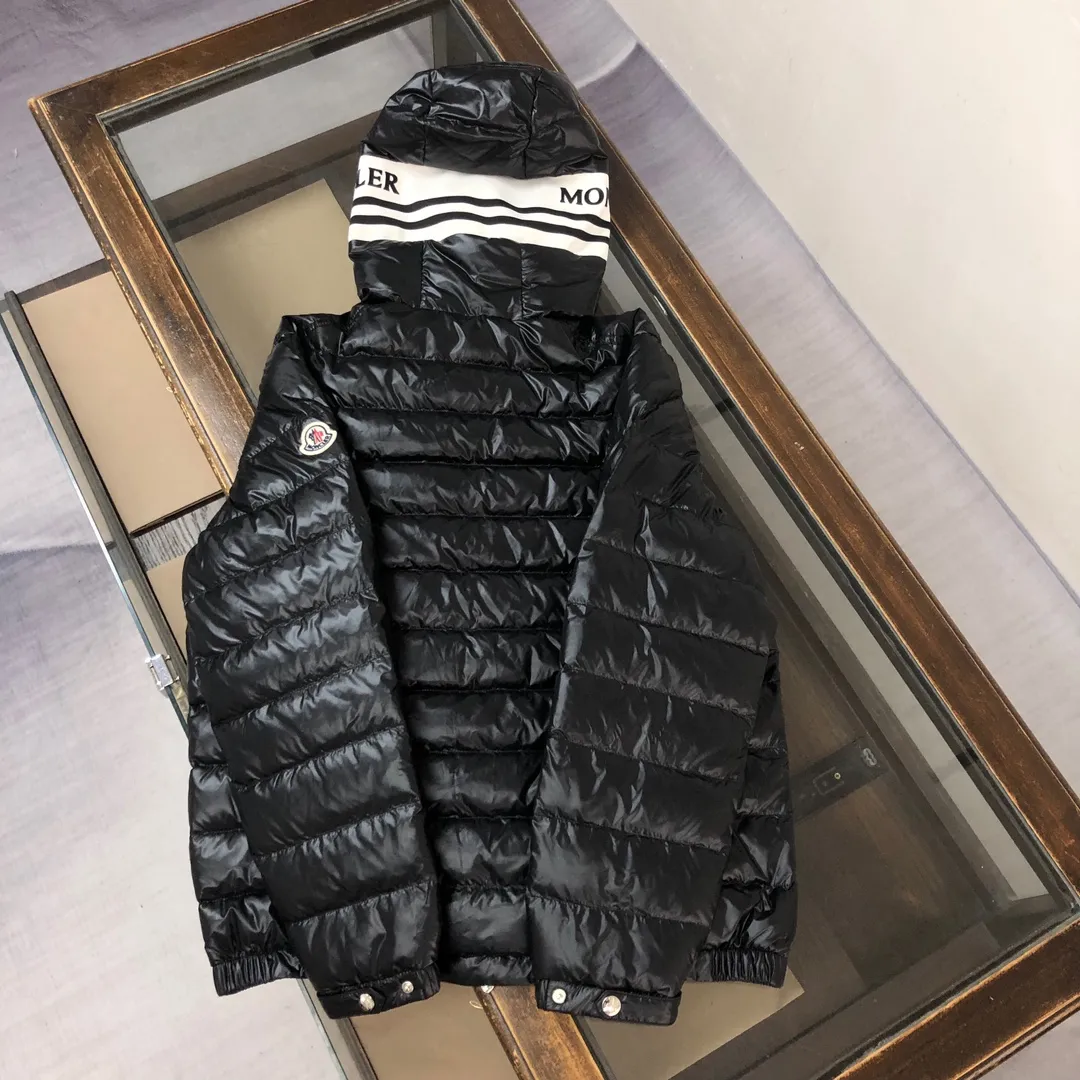 P800 🆕🆕🆕MONCLER 2024 winter latest hooded down jacket, thin and light, couple style! ! On sale simultaneously on the official website! This down jacket has a great sense of design and looks, and you can buy it directly with quality control. It’s a high-end product that you can’t go wrong with! Simple and elegant design ~ The hat webbing is designed with black and white splicing and is engraved with the brand's logo letter print ~ The overall design makes this dress unique! It is made of imported high-tech fabrics and is filled with white duck down. The texture and shape of the fabric are exquisite. You can feel its powerful aura through the detailed pictures. It also has superior handsomeness and thermal performance, making it easy to wear in various occasions! With polythermal insulation, you don’t have to worry about a little chill! It highlights the look and is also very warm~ Color: black, off-white Size: 1-2-3-4-5 (M~3XL)