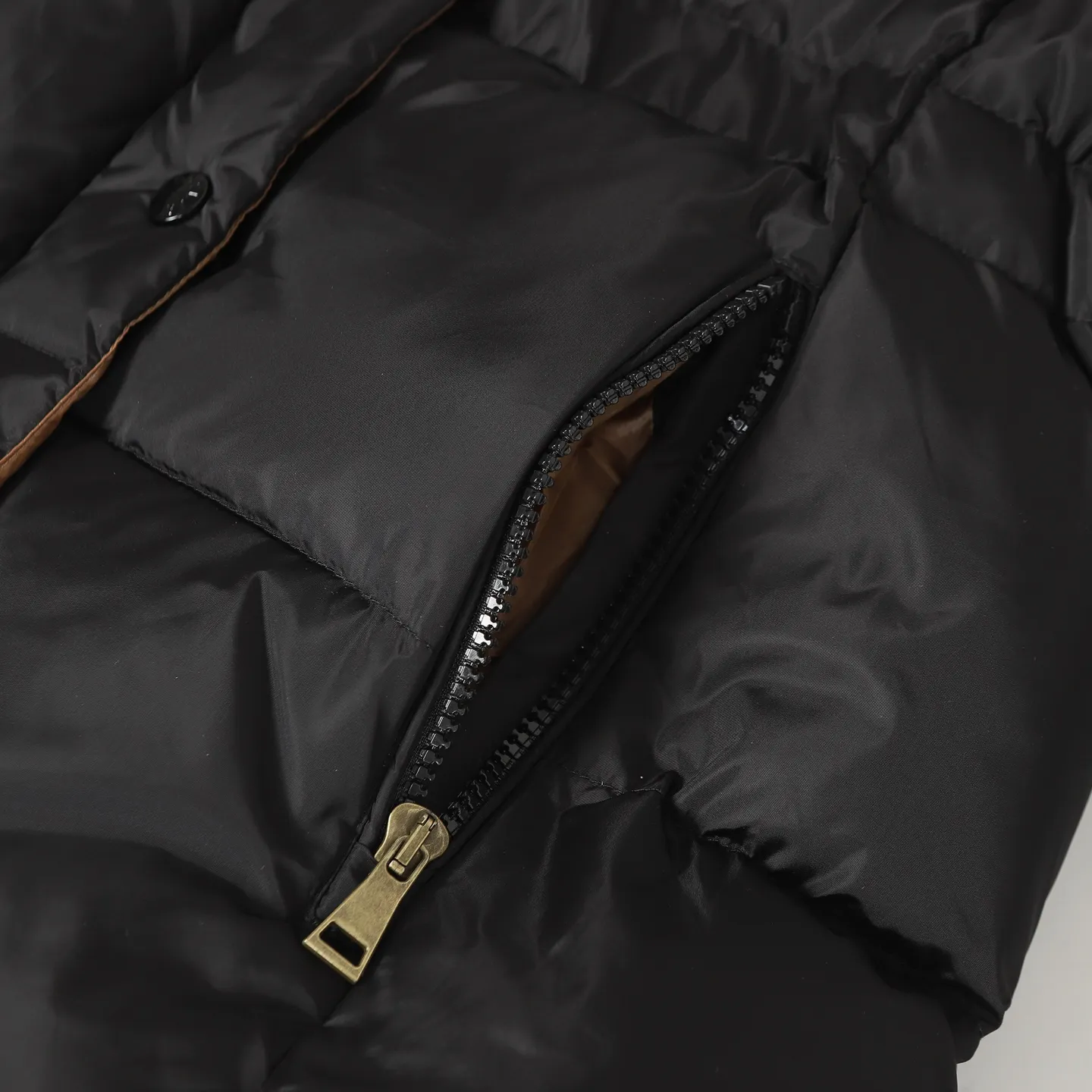 P920 Moncler/Moncler's new Ige hooded women's down jacket is made of longue saison fabric and is suitable for mild weather. This nylon fabric is warm without being bulky. Short design, with a classic hooded silhouette, and a waist design to create a smooth and feminine look. Made of longuesaison fabric. Longuesaison lining. Filled with down. Color: black/coffee Size: 0123