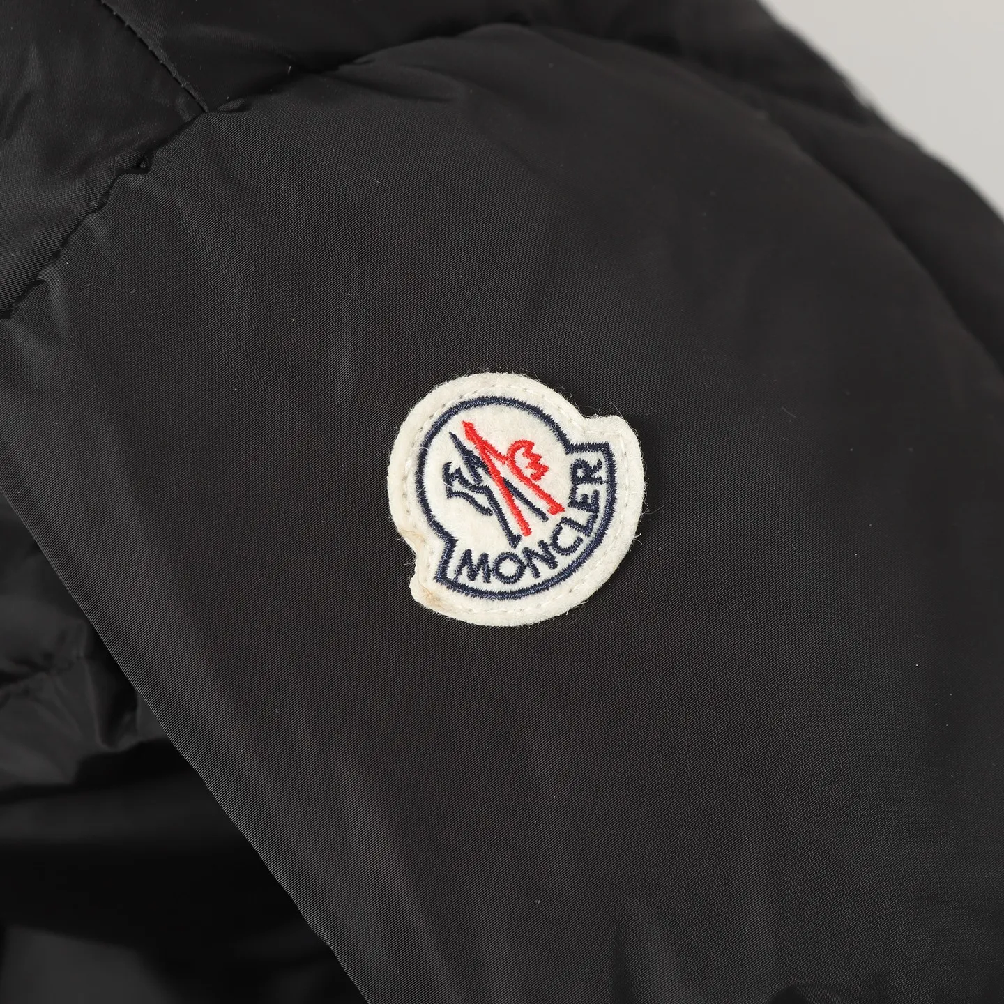 P920 Moncler/Moncler's new Ige hooded women's down jacket is made of longue saison fabric and is suitable for mild weather. This nylon fabric is warm without being bulky. Short design, with a classic hooded silhouette, and a waist design to create a smooth and feminine look. Made of longuesaison fabric. Longuesaison lining. Filled with down. Color: black/coffee Size: 0123