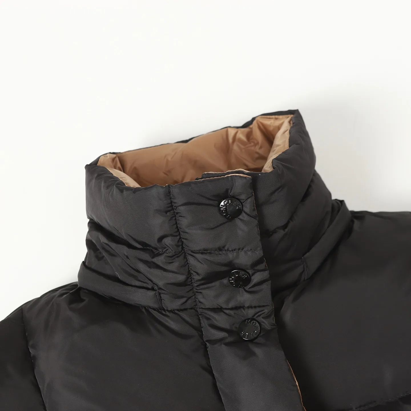 P920 Moncler/Moncler's new Ige hooded women's down jacket is made of longue saison fabric and is suitable for mild weather. This nylon fabric is warm without being bulky. Short design, with a classic hooded silhouette, and a waist design to create a smooth and feminine look. Made of longuesaison fabric. Longuesaison lining. Filled with down. Color: black/coffee Size: 0123