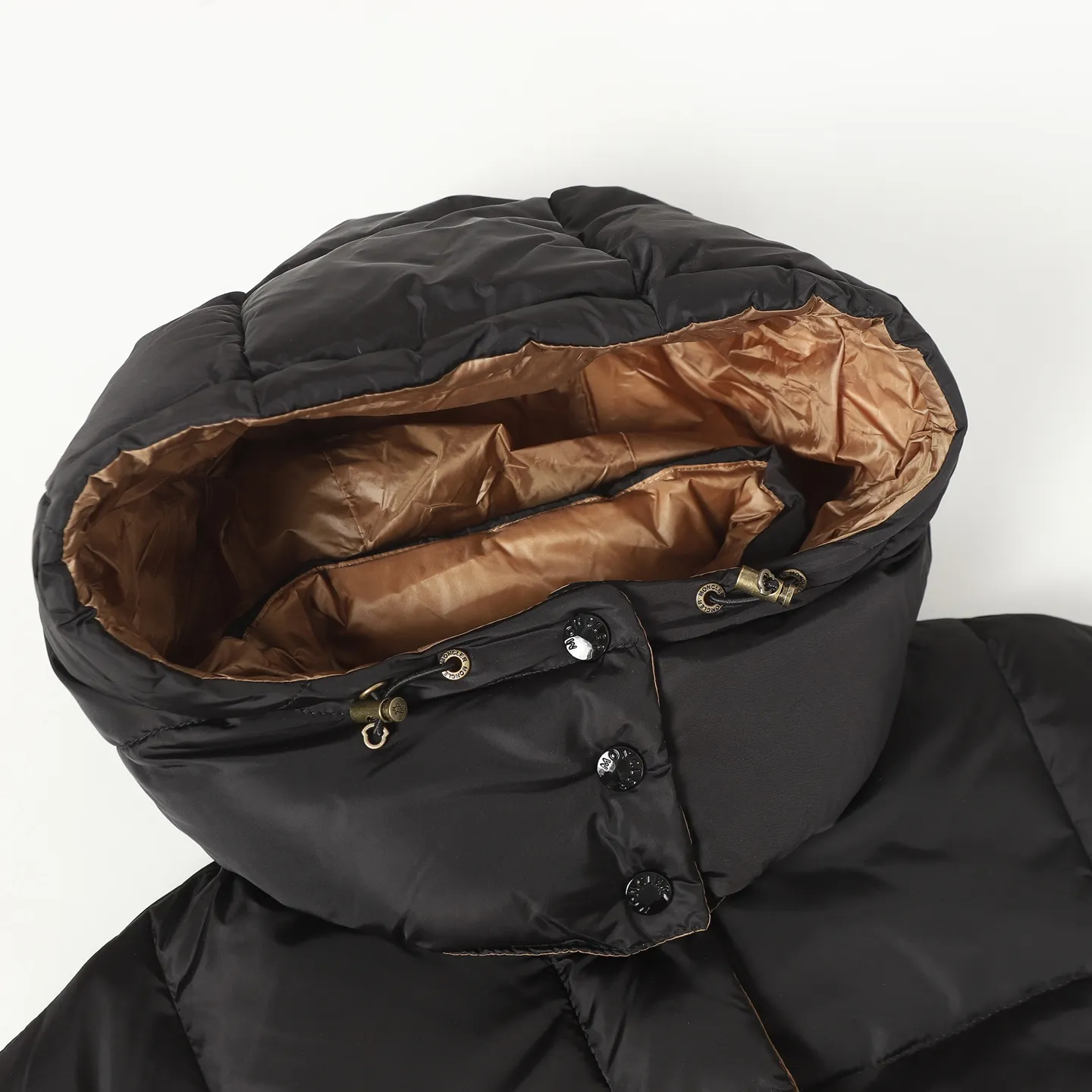 P920 Moncler/Moncler's new Ige hooded women's down jacket is made of longue saison fabric and is suitable for mild weather. This nylon fabric is warm without being bulky. Short design, with a classic hooded silhouette, and a waist design to create a smooth and feminine look. Made of longuesaison fabric. Longuesaison lining. Filled with down. Color: black/coffee Size: 0123