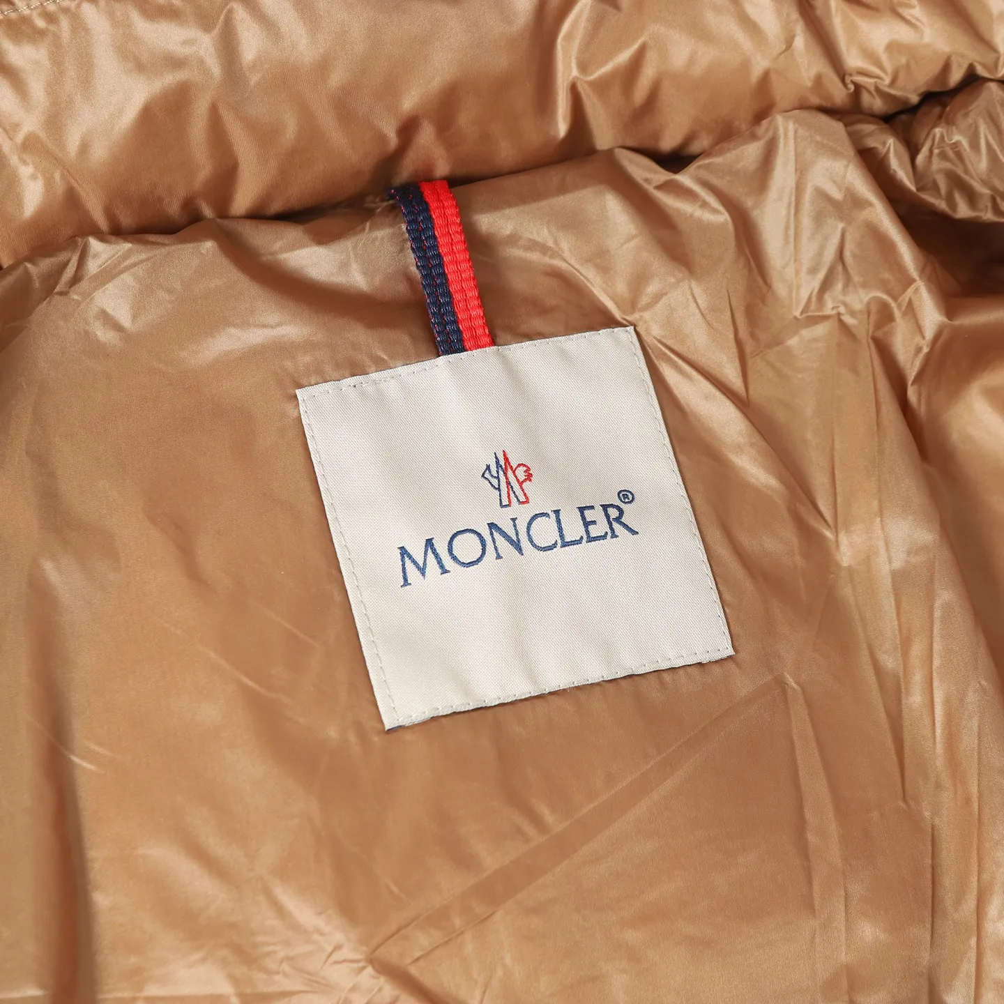 P920 Moncler/Moncler's new Ige hooded women's down jacket is made of longue saison fabric and is suitable for mild weather. This nylon fabric is warm without being bulky. Short design, with a classic hooded silhouette, and a waist design to create a smooth and feminine look. Made of longuesaison fabric. Longuesaison lining. Filled with down. Color: black/coffee Size: 0123