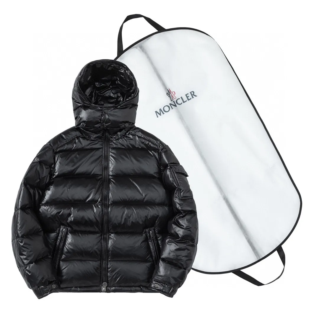 P690 with dust bag) MONCLER/Moncler #maya Maya Eason Chan Down Jacket Description: Influenced by the iconic outerwear of the 1980s, the Maya jacket revisits looks from the moncler archives with modern style and cutting-edge elements, which is the result of the brand's expertise in ski equipment. Both in terms of sport and style, this high-performance and positive-spirited jacket has all the elements that a competitive man needs to claim the title. Material process analysis: 1 Original NFC inductive anti-counterfeiting chip ② National standard 90% pure white goose down, lin exclusively uses top-grade down in the market, never fake goose down and a series of misunderstandings 3 Fabric: 100% nylon; Lining: 100% nylon, one of the best on the market, everything is customized according to the original version. The electroplated hardware produced by the original processing factory is all customized by the original factory, and is not a replica of various types on the market. ⑤Produced by a Mani factory, it has always been unambiguous in terms of quality. Everyone knows that the workers' craftsmanship, QA and QC quality inspection are not comparable to those of small factories in the market. Size: 1/2/3/4/5/6