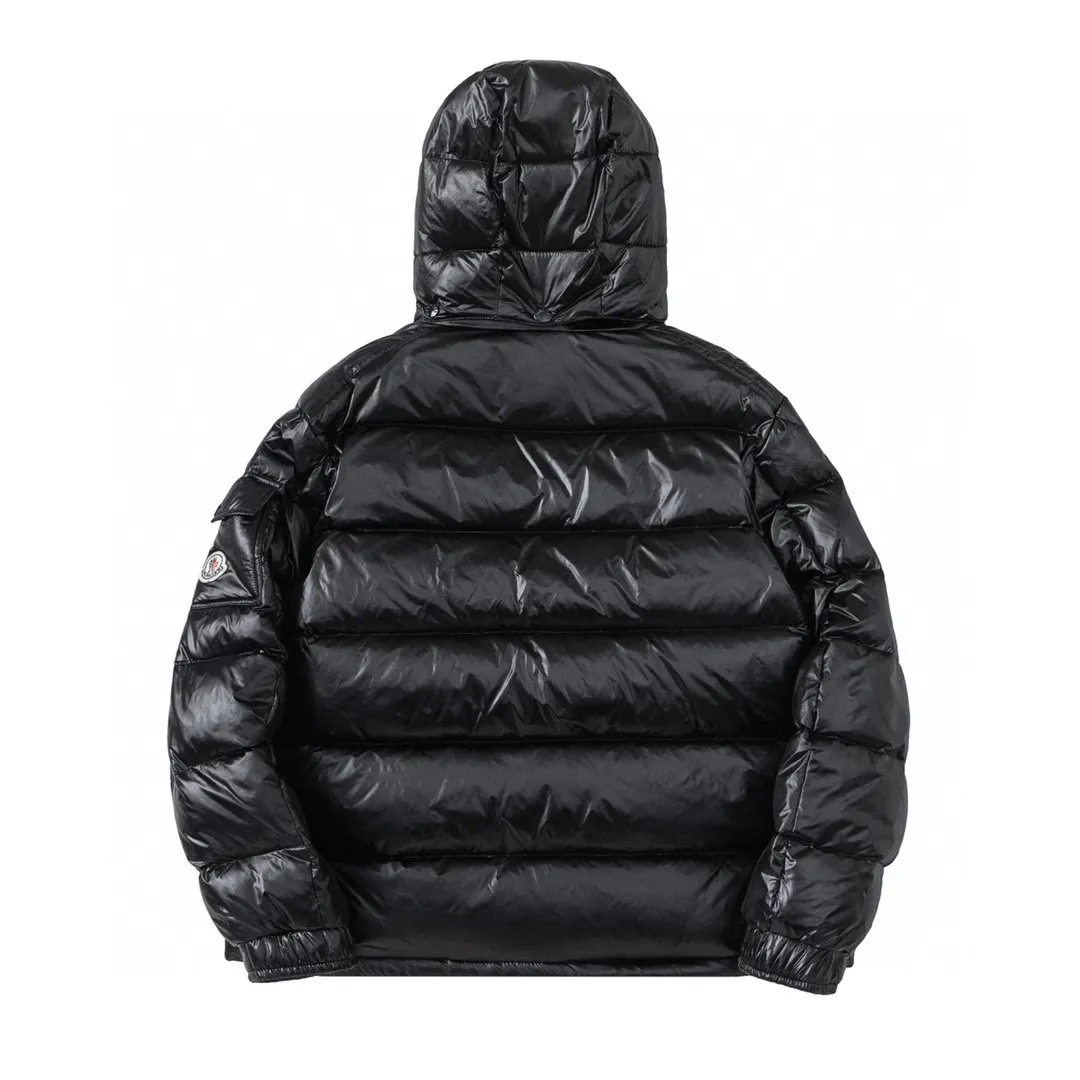 P690 with dust bag) MONCLER/Moncler #maya Maya Eason Chan Down Jacket Description: Influenced by the iconic outerwear of the 1980s, the Maya jacket revisits looks from the moncler archives with modern style and cutting-edge elements, which is the result of the brand's expertise in ski equipment. Both in terms of sport and style, this high-performance and positive-spirited jacket has all the elements that a competitive man needs to claim the title. Material process analysis: 1 Original NFC inductive anti-counterfeiting chip ② National standard 90% pure white goose down, lin exclusively uses top-grade down in the market, never fake goose down and a series of misunderstandings 3 Fabric: 100% nylon; Lining: 100% nylon, one of the best on the market, everything is customized according to the original version. The electroplated hardware produced by the original processing factory is all customized by the original factory, and is not a replica of various types on the market. ⑤Produced by a Mani factory, it has always been unambiguous in terms of quality. Everyone knows that the workers' craftsmanship, QA and QC quality inspection are not comparable to those of small factories in the market. Size: 1/2/3/4/5/6