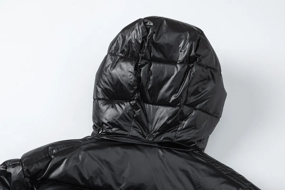 P690 with dust bag) MONCLER/Moncler #maya Maya Eason Chan Down Jacket Description: Influenced by the iconic outerwear of the 1980s, the Maya jacket revisits looks from the moncler archives with modern style and cutting-edge elements, which is the result of the brand's expertise in ski equipment. Both in terms of sport and style, this high-performance and positive-spirited jacket has all the elements that a competitive man needs to claim the title. Material process analysis: 1 Original NFC inductive anti-counterfeiting chip ② National standard 90% pure white goose down, lin exclusively uses top-grade down in the market, never fake goose down and a series of misunderstandings 3 Fabric: 100% nylon; Lining: 100% nylon, one of the best on the market, everything is customized according to the original version. The electroplated hardware produced by the original processing factory is all customized by the original factory, and is not a replica of various types on the market. ⑤Produced by a Mani factory, it has always been unambiguous in terms of quality. Everyone knows that the workers' craftsmanship, QA and QC quality inspection are not comparable to those of small factories in the market. Size: 1/2/3/4/5/6