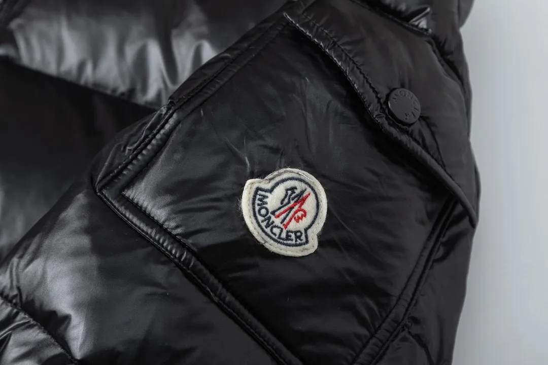 P690 with dust bag) MONCLER/Moncler #maya Maya Eason Chan Down Jacket Description: Influenced by the iconic outerwear of the 1980s, the Maya jacket revisits looks from the moncler archives with modern style and cutting-edge elements, which is the result of the brand's expertise in ski equipment. Both in terms of sport and style, this high-performance and positive-spirited jacket has all the elements that a competitive man needs to claim the title. Material process analysis: 1 Original NFC inductive anti-counterfeiting chip ② National standard 90% pure white goose down, lin exclusively uses top-grade down in the market, never fake goose down and a series of misunderstandings 3 Fabric: 100% nylon; Lining: 100% nylon, one of the best on the market, everything is customized according to the original version. The electroplated hardware produced by the original processing factory is all customized by the original factory, and is not a replica of various types on the market. ⑤Produced by a Mani factory, it has always been unambiguous in terms of quality. Everyone knows that the workers' craftsmanship, QA and QC quality inspection are not comparable to those of small factories in the market. Size: 1/2/3/4/5/6