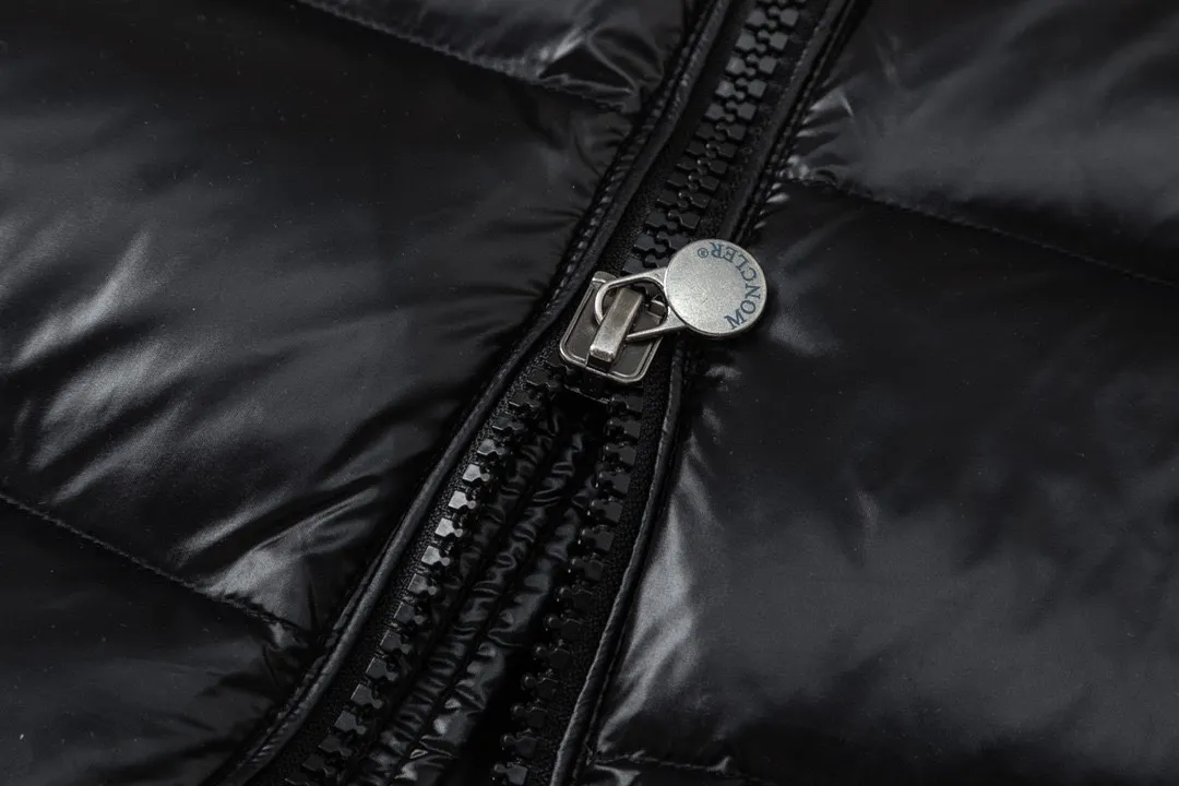 P690 with dust bag) MONCLER/Moncler #maya Maya Eason Chan Down Jacket Description: Influenced by the iconic outerwear of the 1980s, the Maya jacket revisits looks from the moncler archives with modern style and cutting-edge elements, which is the result of the brand's expertise in ski equipment. Both in terms of sport and style, this high-performance and positive-spirited jacket has all the elements that a competitive man needs to claim the title. Material process analysis: 1 Original NFC inductive anti-counterfeiting chip ② National standard 90% pure white goose down, lin exclusively uses top-grade down in the market, never fake goose down and a series of misunderstandings 3 Fabric: 100% nylon; Lining: 100% nylon, one of the best on the market, everything is customized according to the original version. The electroplated hardware produced by the original processing factory is all customized by the original factory, and is not a replica of various types on the market. ⑤Produced by a Mani factory, it has always been unambiguous in terms of quality. Everyone knows that the workers' craftsmanship, QA and QC quality inspection are not comparable to those of small factories in the market. Size: 1/2/3/4/5/6