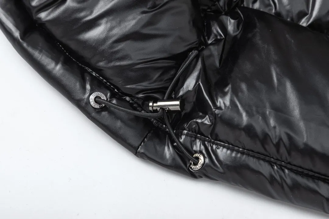 P690 with dust bag) MONCLER/Moncler #maya Maya Eason Chan Down Jacket Description: Influenced by the iconic outerwear of the 1980s, the Maya jacket revisits looks from the moncler archives with modern style and cutting-edge elements, which is the result of the brand's expertise in ski equipment. Both in terms of sport and style, this high-performance and positive-spirited jacket has all the elements that a competitive man needs to claim the title. Material process analysis: 1 Original NFC inductive anti-counterfeiting chip ② National standard 90% pure white goose down, lin exclusively uses top-grade down in the market, never fake goose down and a series of misunderstandings 3 Fabric: 100% nylon; Lining: 100% nylon, one of the best on the market, everything is customized according to the original version. The electroplated hardware produced by the original processing factory is all customized by the original factory, and is not a replica of various types on the market. ⑤Produced by a Mani factory, it has always been unambiguous in terms of quality. Everyone knows that the workers' craftsmanship, QA and QC quality inspection are not comparable to those of small factories in the market. Size: 1/2/3/4/5/6