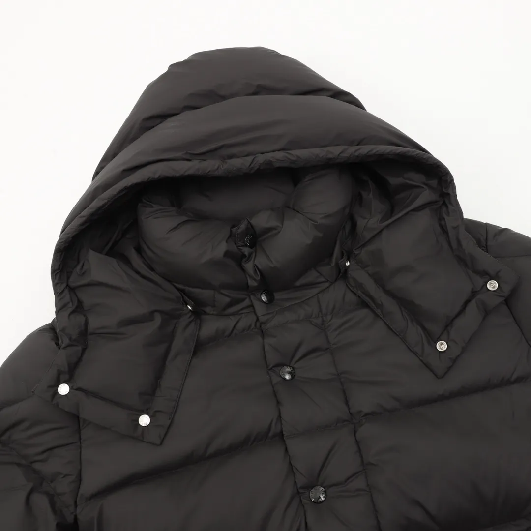 P1420 Moncler/Mask Maya matte down jacket This Vezere short down jacket is a basic warm item that highlights Moncler’s style characteristics. The Vezere down jacket is made from longue saison fabric, which is both lightweight and warm. This short down jacket features a hood that can be easily removed depending on the weather. The jacket's silhouette and sleeve patch pockets pay homage to the iconic Moncler Maya down jacket. ·Made of longue saison fabric·Nylon lé ger brillant lining filled with 90% goose down Detachable and adjustable hood with zipper and snap-button closure zippered pockets Patch pockets on sleeves·Adjustable cuffs·Drawstring hem Unisex Size: 1-5