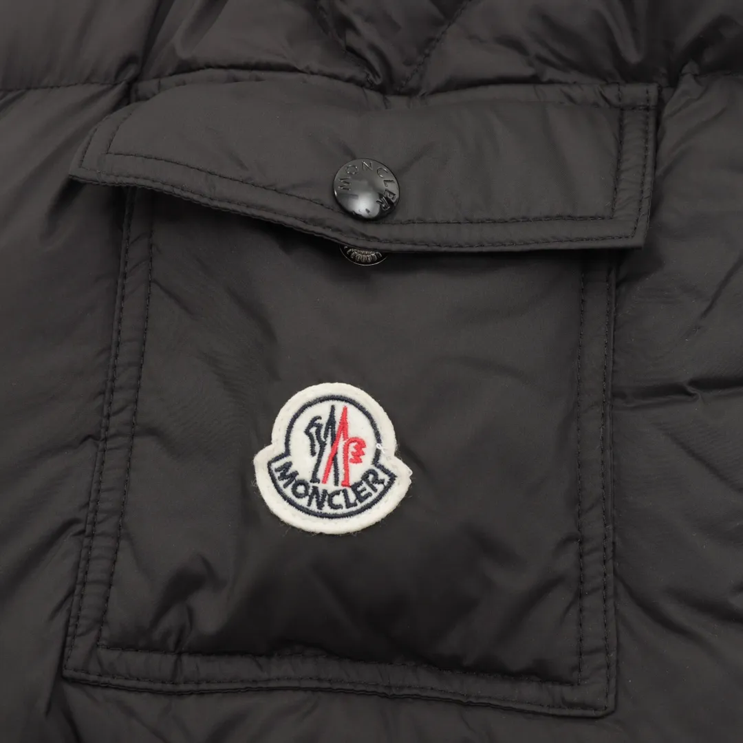 P1420 Moncler/Mask Maya matte down jacket This Vezere short down jacket is a basic warm item that highlights Moncler’s style characteristics. The Vezere down jacket is made from longue saison fabric, which is both lightweight and warm. This short down jacket features a hood that can be easily removed depending on the weather. The jacket's silhouette and sleeve patch pockets pay homage to the iconic Moncler Maya down jacket. ·Made of longue saison fabric·Nylon lé ger brillant lining filled with 90% goose down Detachable and adjustable hood with zipper and snap-button closure zippered pockets Patch pockets on sleeves·Adjustable cuffs·Drawstring hem Unisex Size: 1-5