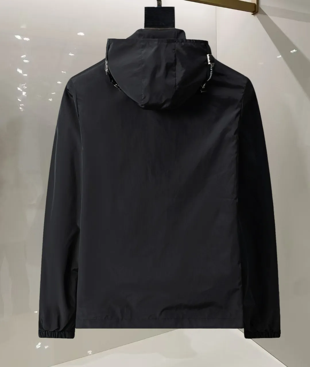 P380 🌸🌸🌸🌸 Moncler's latest 25-year-old men's jacket. The color combination has a classic charm without losing youthful vitality. It reshapes a new design style and shows a bold and confident brand design concept.  Imported fabrics, sleeves and pockets are paired with exclusive brand designs, reflecting the minimalist pursuit of quality and design. Low-key luxury fully embodies the brand image and status! The brand LOGO icon design is simple and recognizable, with a delicate and comfortable touch, excellent details, exquisite and elegant everywhere, fashionable design, a capable and stylish upper body, and full of aura! The all-over pattern and simple aesthetics are brought to the extreme, and it is a jacket that can be mixed and matched. There is no doubt that it is a must-have product for men. It is extremely practical and the color is easy to match.  Color: Picture color. Sizes: M, L, xL, xxL, xxxL