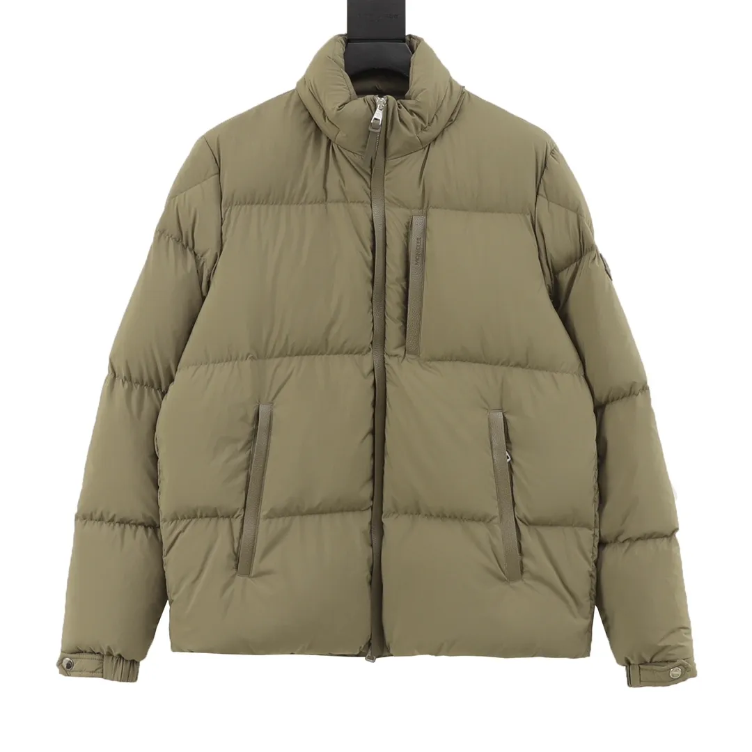P1220 MONCLER/Mask MC Besbre leather logo zipper down jacket Color: black, khaki The Besbre down jacket is made of micro chic fabric, which is light and practical while providing excellent thermal insulation performance. This cropped down jacket has a regular fit and straight-leg silhouette in an easy-to-wear classic colorway with subtle leather trims. Made from lightweight micro chic fabric Lightweight micro chic lining Leather trim Filled with down Pull-out hood Zippered pockets with snap button closure Adjustable cuffs Drawstring hem Leather logo Splash-proof, tear-proof, waterproof and windproof to the highest standards! ! It’s worth buying this winter. Size：1-5