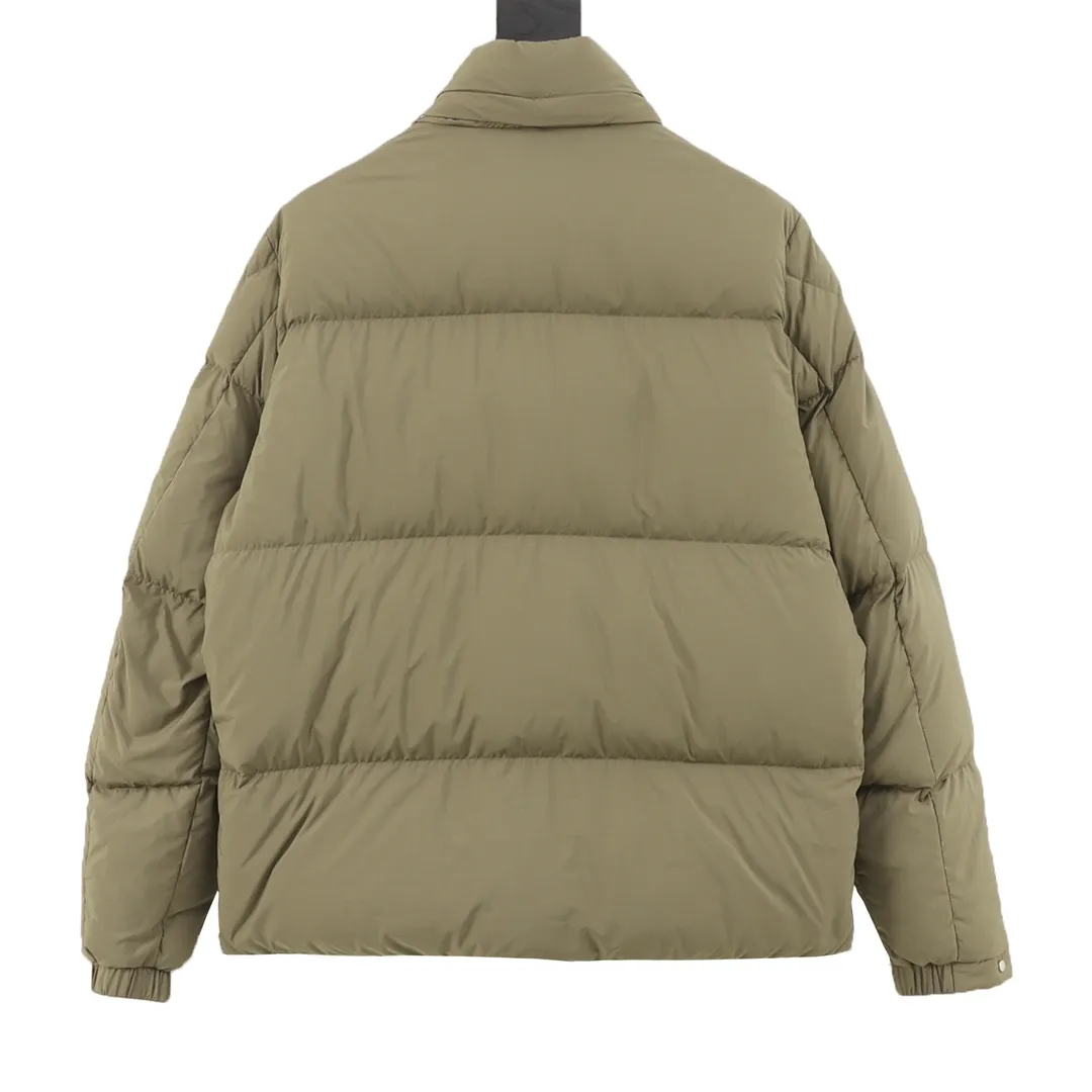 P1220 MONCLER/Mask MC Besbre leather logo zipper down jacket Color: black, khaki The Besbre down jacket is made of micro chic fabric, which is light and practical while providing excellent thermal insulation performance. This cropped down jacket has a regular fit and straight-leg silhouette in an easy-to-wear classic colorway with subtle leather trims. Made from lightweight micro chic fabric Lightweight micro chic lining Leather trim Filled with down Pull-out hood Zippered pockets with snap button closure Adjustable cuffs Drawstring hem Leather logo Splash-proof, tear-proof, waterproof and windproof to the highest standards! ! It’s worth buying this winter. Size：1-5