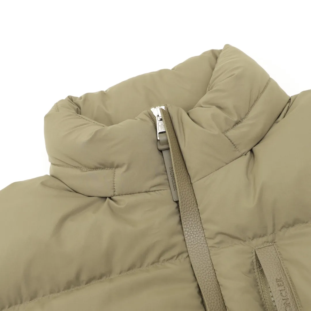 P1220 MONCLER/Mask MC Besbre leather logo zipper down jacket Color: black, khaki The Besbre down jacket is made of micro chic fabric, which is light and practical while providing excellent thermal insulation performance. This cropped down jacket has a regular fit and straight-leg silhouette in an easy-to-wear classic colorway with subtle leather trims. Made from lightweight micro chic fabric Lightweight micro chic lining Leather trim Filled with down Pull-out hood Zippered pockets with snap button closure Adjustable cuffs Drawstring hem Leather logo Splash-proof, tear-proof, waterproof and windproof to the highest standards! ! It’s worth buying this winter. Size：1-5