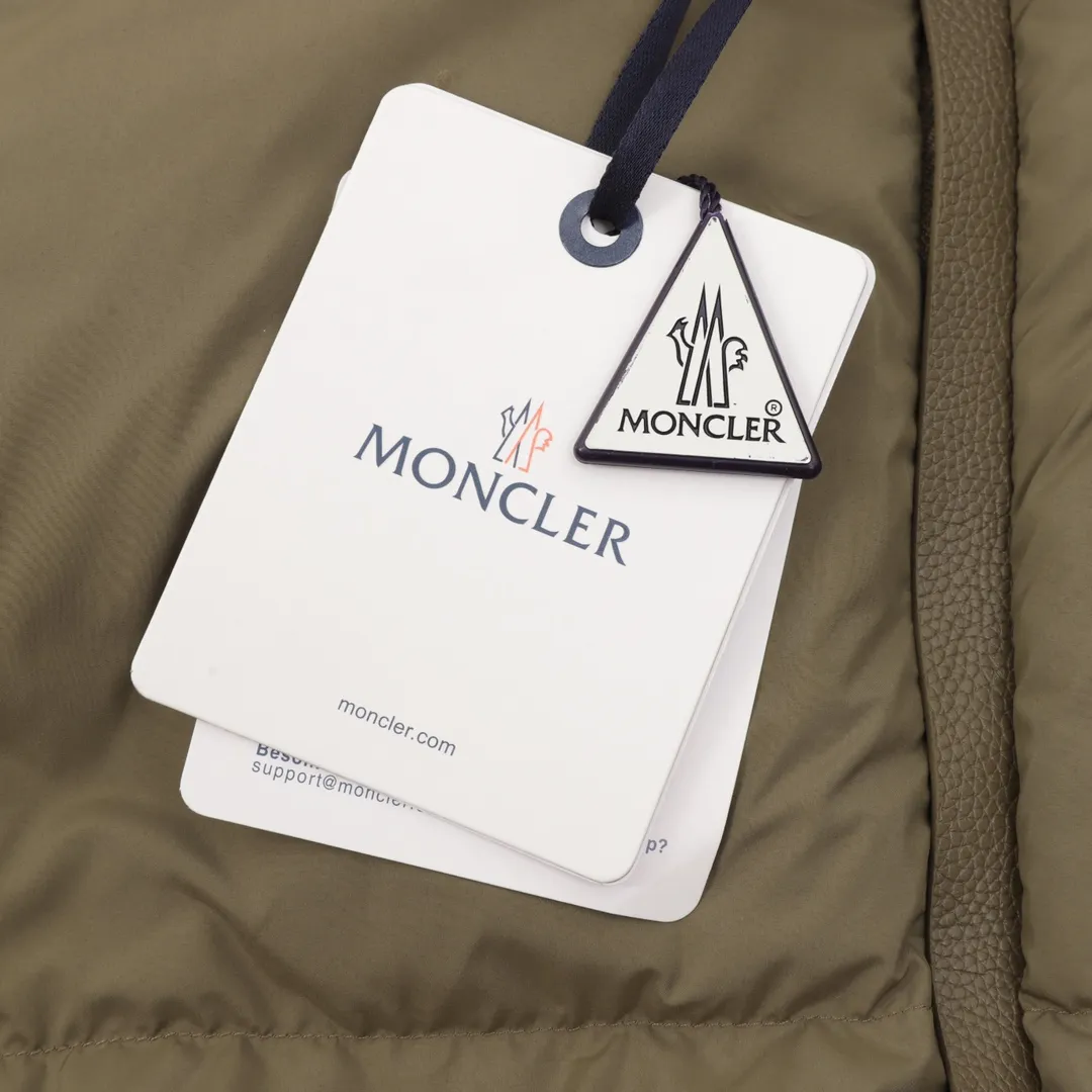 P1220 MONCLER/Mask MC Besbre leather logo zipper down jacket Color: black, khaki The Besbre down jacket is made of micro chic fabric, which is light and practical while providing excellent thermal insulation performance. This cropped down jacket has a regular fit and straight-leg silhouette in an easy-to-wear classic colorway with subtle leather trims. Made from lightweight micro chic fabric Lightweight micro chic lining Leather trim Filled with down Pull-out hood Zippered pockets with snap button closure Adjustable cuffs Drawstring hem Leather logo Splash-proof, tear-proof, waterproof and windproof to the highest standards! ! It’s worth buying this winter. Size：1-5