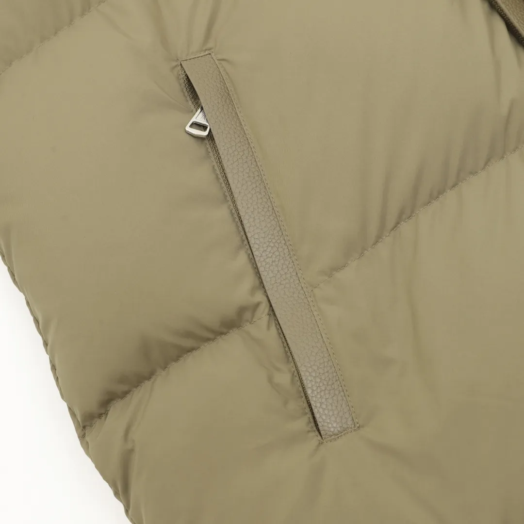 P1220 MONCLER/Mask MC Besbre leather logo zipper down jacket Color: black, khaki The Besbre down jacket is made of micro chic fabric, which is light and practical while providing excellent thermal insulation performance. This cropped down jacket has a regular fit and straight-leg silhouette in an easy-to-wear classic colorway with subtle leather trims. Made from lightweight micro chic fabric Lightweight micro chic lining Leather trim Filled with down Pull-out hood Zippered pockets with snap button closure Adjustable cuffs Drawstring hem Leather logo Splash-proof, tear-proof, waterproof and windproof to the highest standards! ! It’s worth buying this winter. Size：1-5