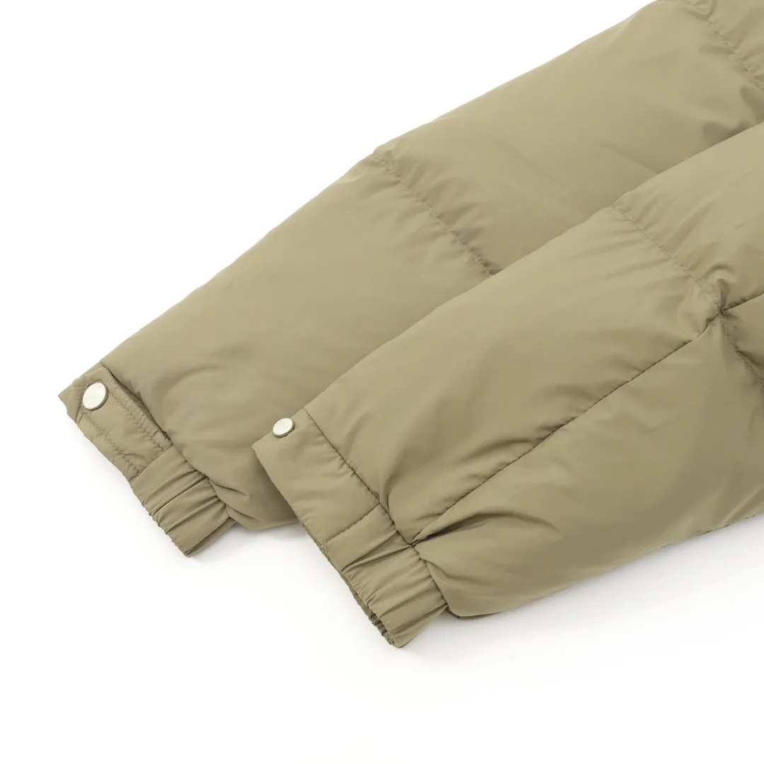 P1220 MONCLER/Mask MC Besbre leather logo zipper down jacket Color: black, khaki The Besbre down jacket is made of micro chic fabric, which is light and practical while providing excellent thermal insulation performance. This cropped down jacket has a regular fit and straight-leg silhouette in an easy-to-wear classic colorway with subtle leather trims. Made from lightweight micro chic fabric Lightweight micro chic lining Leather trim Filled with down Pull-out hood Zippered pockets with snap button closure Adjustable cuffs Drawstring hem Leather logo Splash-proof, tear-proof, waterproof and windproof to the highest standards! ! It’s worth buying this winter. Size：1-5