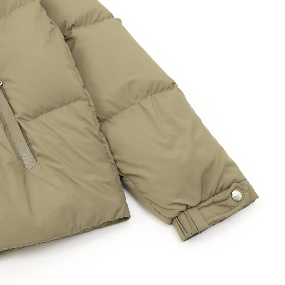 P1220 MONCLER/Mask MC Besbre leather logo zipper down jacket Color: black, khaki The Besbre down jacket is made of micro chic fabric, which is light and practical while providing excellent thermal insulation performance. This cropped down jacket has a regular fit and straight-leg silhouette in an easy-to-wear classic colorway with subtle leather trims. Made from lightweight micro chic fabric Lightweight micro chic lining Leather trim Filled with down Pull-out hood Zippered pockets with snap button closure Adjustable cuffs Drawstring hem Leather logo Splash-proof, tear-proof, waterproof and windproof to the highest standards! ! It’s worth buying this winter. Size：1-5