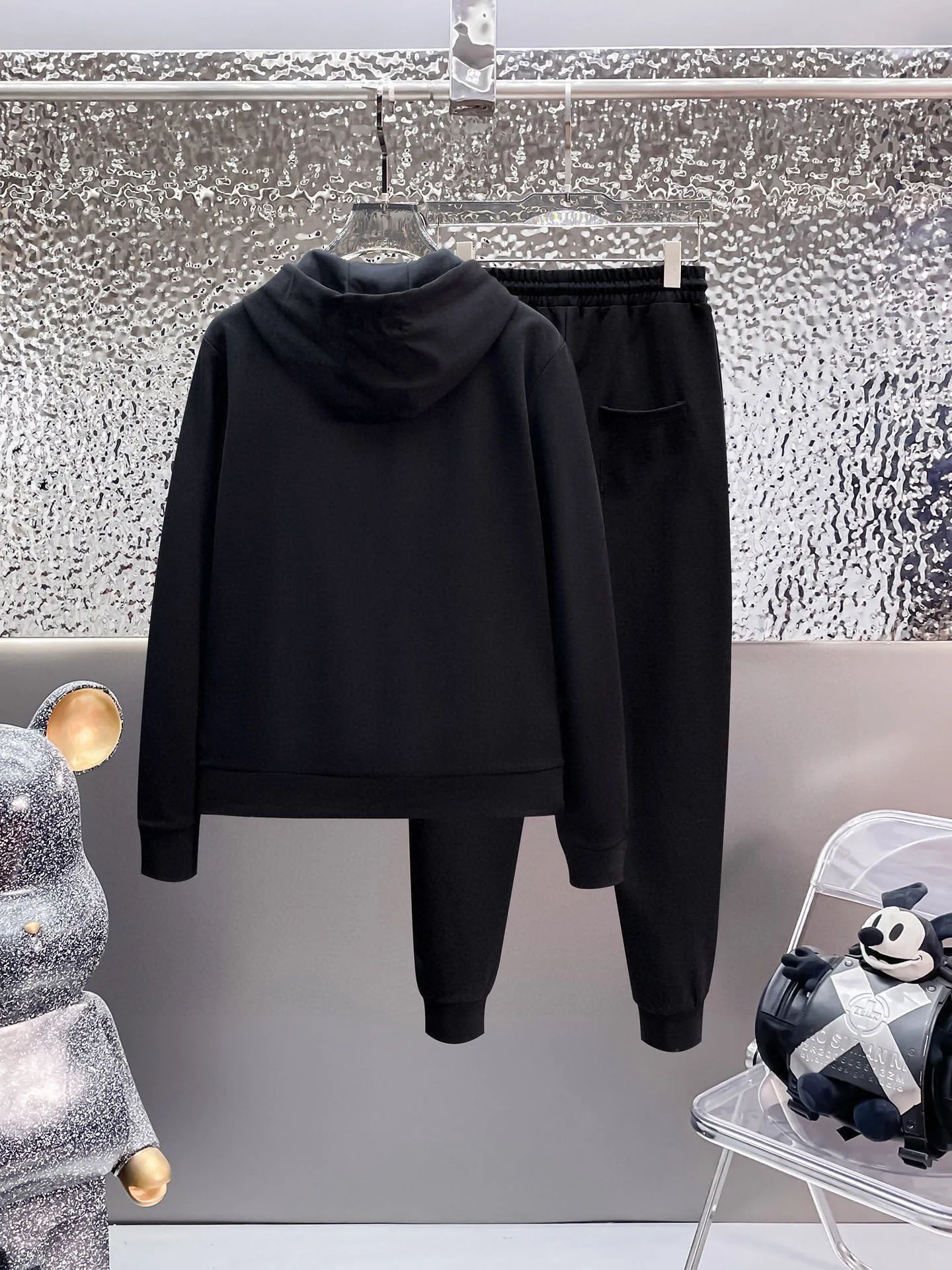 P400 💰 [MONCLER Mouth Covering] (Gospel for Fatty) Hot-selling suit is here. Focus on the original version of the official website. 2025 new hot-selling cardigan sweater suit. The original order is the best product. 🇭🇰The meticulous work of top designers. Just for a fitting and perfect upper body effect. 100% natural high-quality Roman cotton, close-fitting comfort, noble and elegant! Original hardware embodies elegance and nobility! Counter size: M-5XL (maximum wear up to 220 pounds)