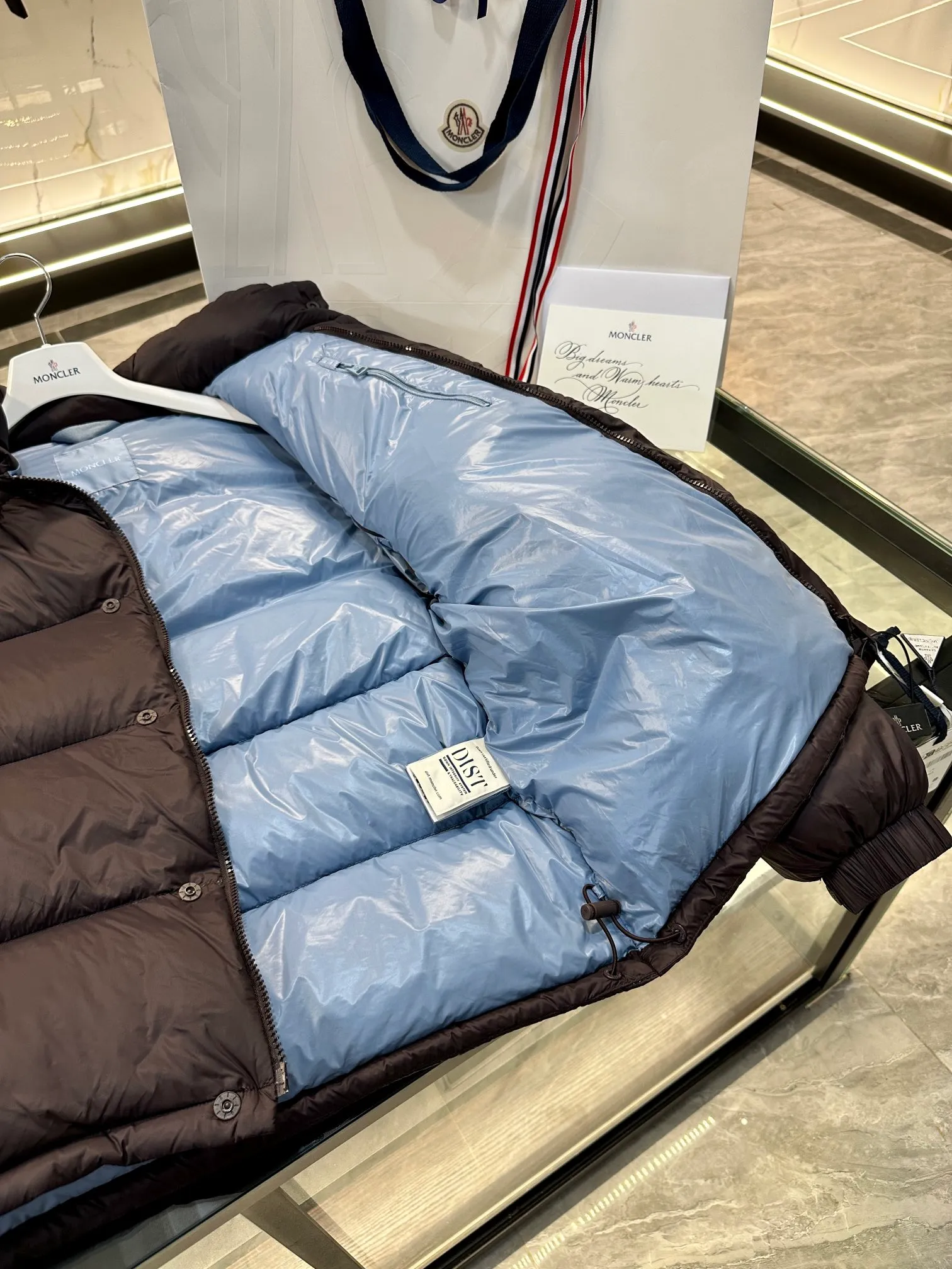 Moncler Cyclone 2-in-1 down jacket. Real-life video display. One piece of clothing can be worn in multiple ways. More details are displayed. P860