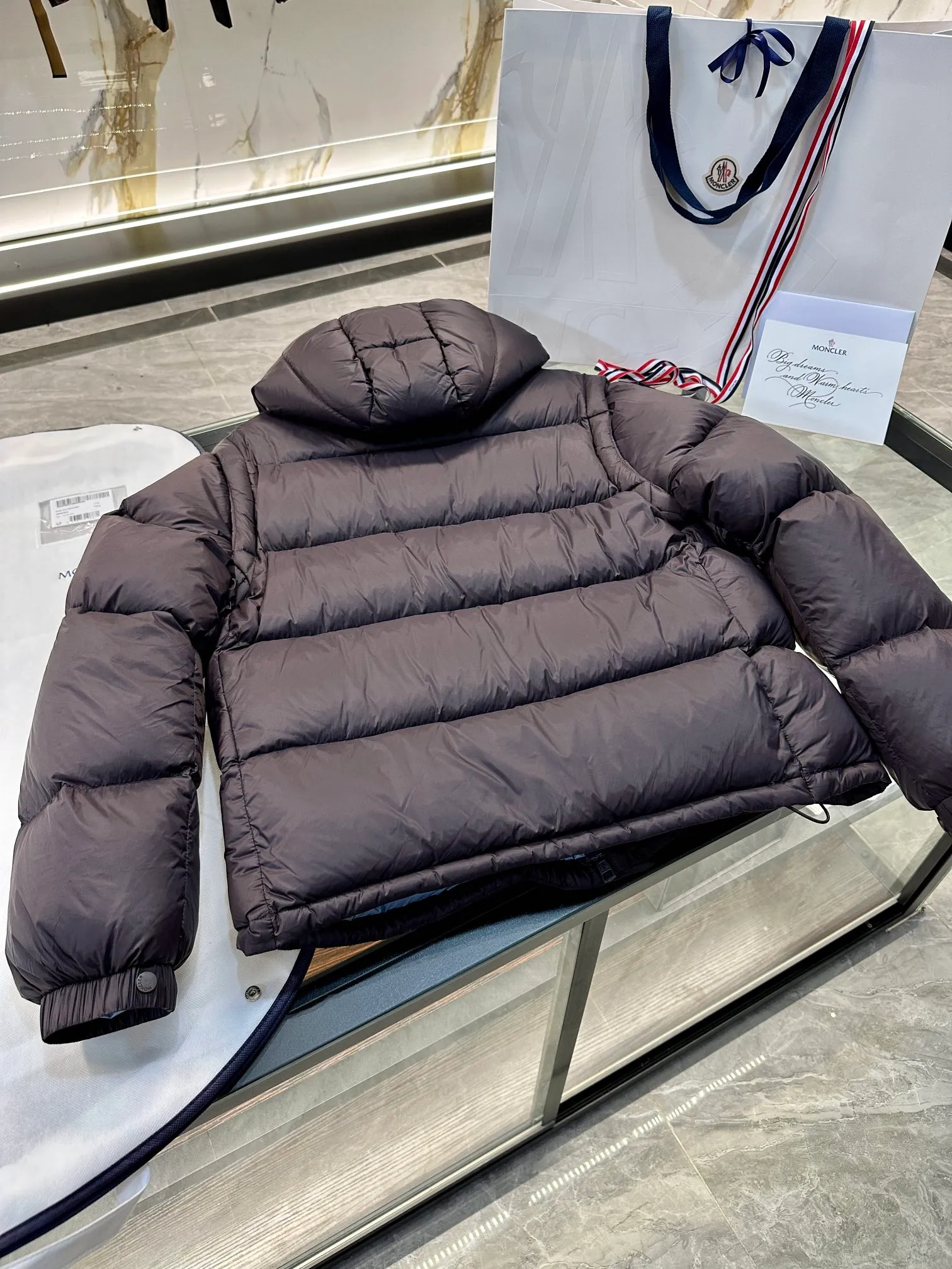 Moncler Cyclone 2-in-1 down jacket. Real-life video display. One piece of clothing can be worn in multiple ways. More details are displayed. P860