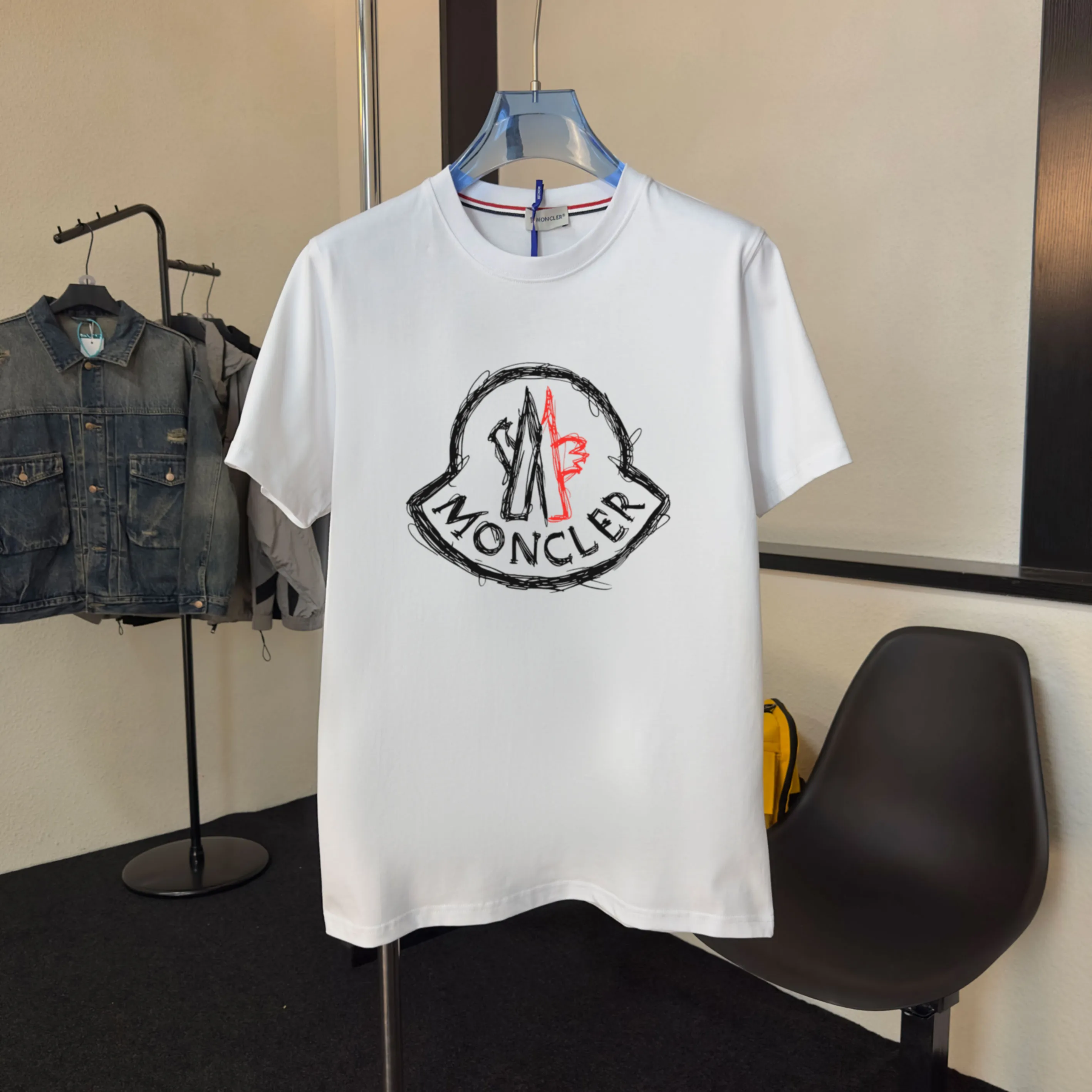 P140 💰Upgraded version "Mobile phone smart sensor ~ NFC chip armband ~ direct access to the official website for anti-counterfeiting" "Moncler ~ Mouth Mouth" 2025 new high-quality round neck short-sleeved T-shirt. The cuffs have imported embroidered labels. Customized dyeing, very comfortable to touch. Super versatile and good-looking short-sleeved. Complete with three labels. Non-market ordinary version. Feel free to compare. Quality is absolutely guaranteed! ‼ First of all, this original fabric is all custom-woven with 32-count double yarn fabric, 250G, and the weight is the same‼ Fine workmanship, double waistcoat method, double waistcoat method, double waistcoat method makes the whole dress more three-dimensional, which is not a craft that ordinary T-shirts can achieve🤪 Size: S-M-L-XL-2XL Color: black, white, apricot, same style for men and women