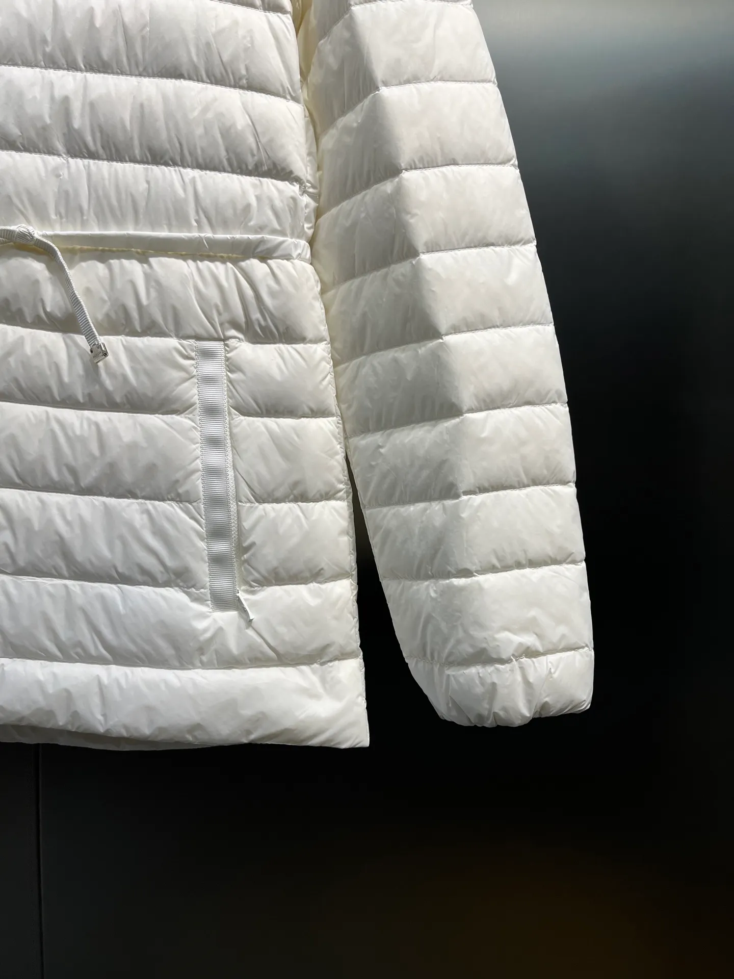 P660 moncler raie 🌟 Lightweight hooded parka down jacket with hanging effect😍 90 national standard large white duck down, 200 grams of down filling, two layers of anti-run velvet gallbladder, exquisite hardware and exquisite workmanship size: 1234