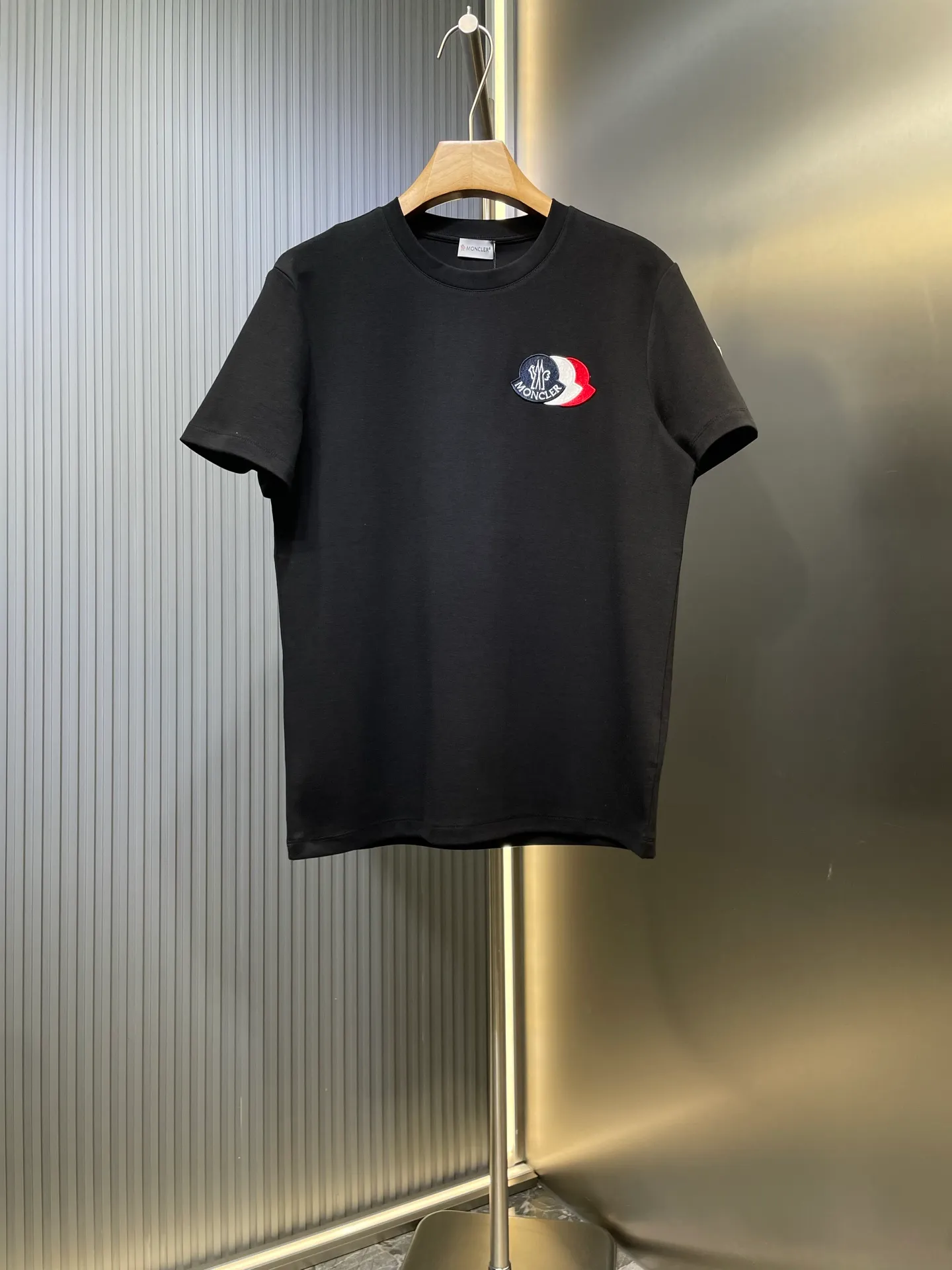 P300 Moncler🌟25 new fall and winter product with three-color embroidery logo. Thick fabric short sleeves, iconic three-color embroidery design on the chest, and classic wool embroidery logo on the left sleeve, interpreting the early autumn style brand logo. It is a basic classic style shirt that is suitable for wearing inside or outside. Made of 300 grams of heavy Lens modal cotton fabric: delicate and skin-friendly, soft and smooth, moisture-absorbent and breathable, often called "breathing fabric" Color: black, white size：s-xxxl