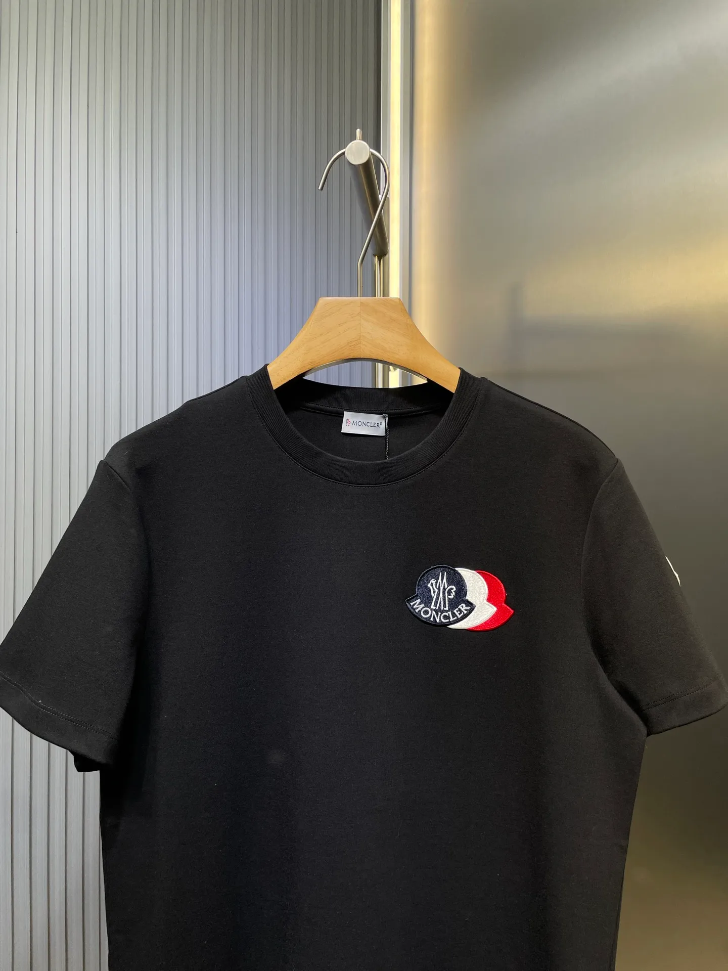 P300 Moncler🌟25 new fall and winter product with three-color embroidery logo. Thick fabric short sleeves, iconic three-color embroidery design on the chest, and classic wool embroidery logo on the left sleeve, interpreting the early autumn style brand logo. It is a basic classic style shirt that is suitable for wearing inside or outside. Made of 300 grams of heavy Lens modal cotton fabric: delicate and skin-friendly, soft and smooth, moisture-absorbent and breathable, often called "breathing fabric" Color: black, white size：s-xxxl
