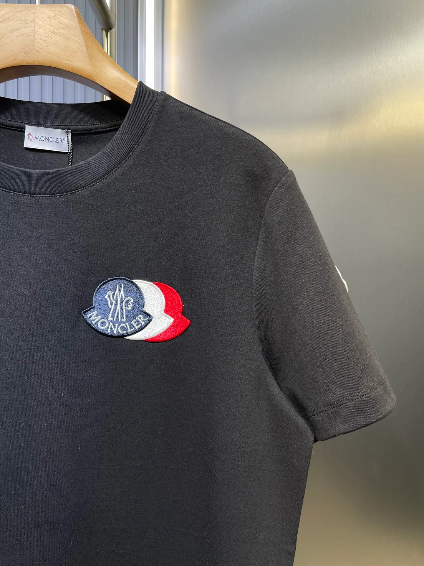 P300 Moncler🌟25 new fall and winter product with three-color embroidery logo. Thick fabric short sleeves, iconic three-color embroidery design on the chest, and classic wool embroidery logo on the left sleeve, interpreting the early autumn style brand logo. It is a basic classic style shirt that is suitable for wearing inside or outside. Made of 300 grams of heavy Lens modal cotton fabric: delicate and skin-friendly, soft and smooth, moisture-absorbent and breathable, often called "breathing fabric" Color: black, white size：s-xxxl