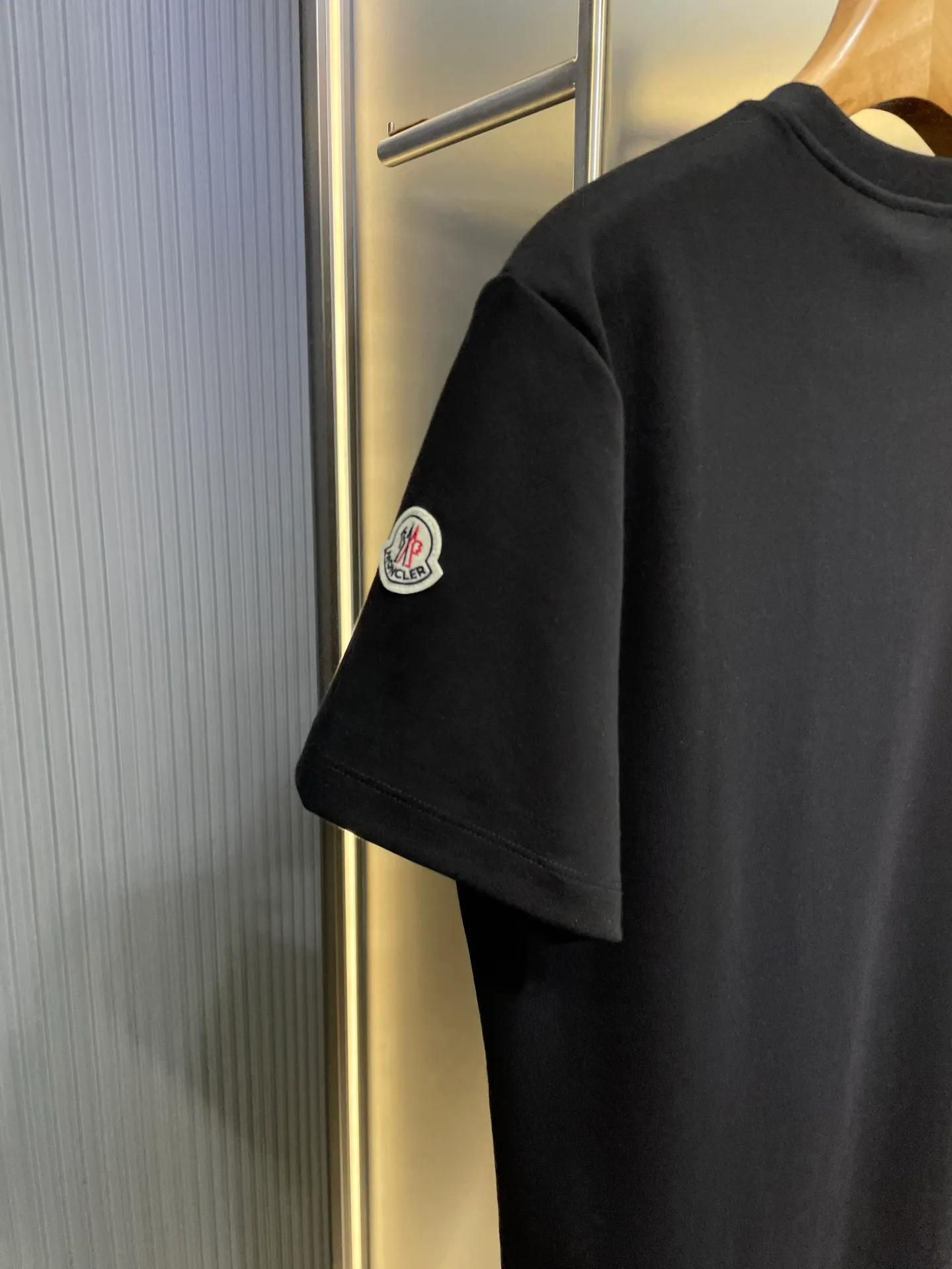 P300 Moncler🌟25 new fall and winter product with three-color embroidery logo. Thick fabric short sleeves, iconic three-color embroidery design on the chest, and classic wool embroidery logo on the left sleeve, interpreting the early autumn style brand logo. It is a basic classic style shirt that is suitable for wearing inside or outside. Made of 300 grams of heavy Lens modal cotton fabric: delicate and skin-friendly, soft and smooth, moisture-absorbent and breathable, often called "breathing fabric" Color: black, white size：s-xxxl