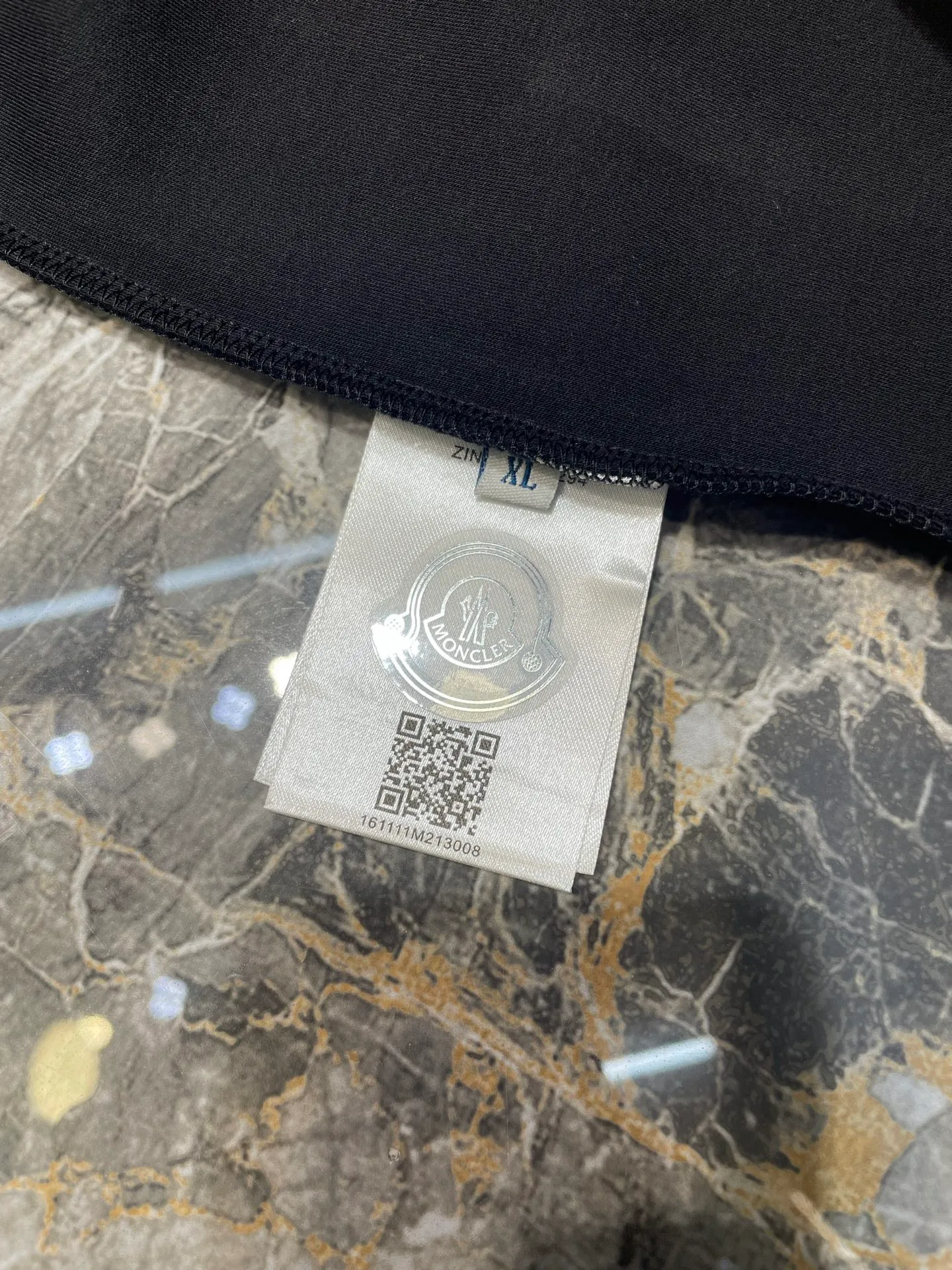 P300 Moncler🌟25 new fall and winter product with three-color embroidery logo. Thick fabric short sleeves, iconic three-color embroidery design on the chest, and classic wool embroidery logo on the left sleeve, interpreting the early autumn style brand logo. It is a basic classic style shirt that is suitable for wearing inside or outside. Made of 300 grams of heavy Lens modal cotton fabric: delicate and skin-friendly, soft and smooth, moisture-absorbent and breathable, often called "breathing fabric" Color: black, white size：s-xxxl