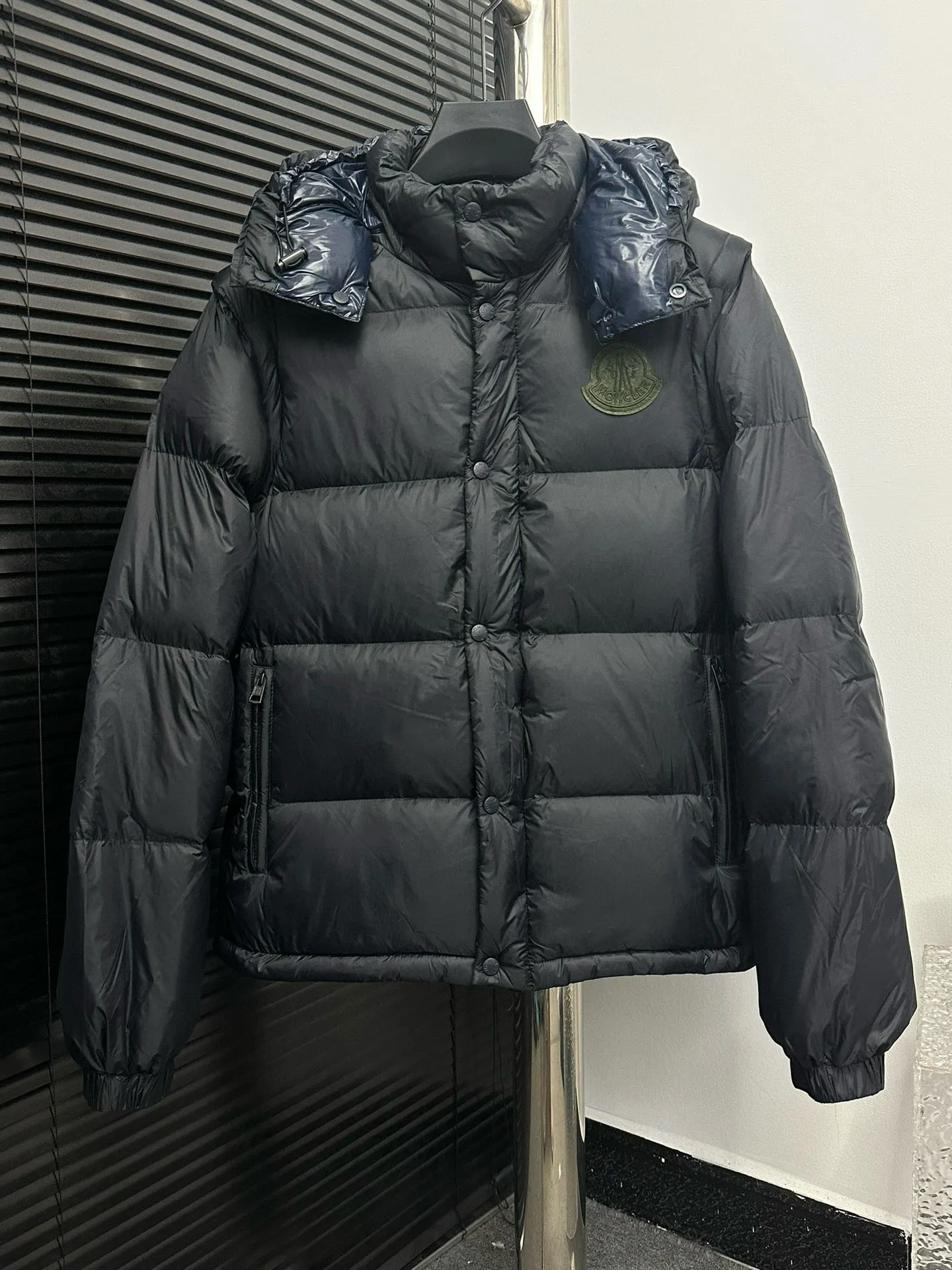 P850 [𝐌𝐎𝐍𝐂𝐋𝐄𝐑] Moncler Cyclone 2-in-1 Detachable Down Jacket with Stand Collar, Hooded and Detachable Sleeve Design, one garment can be worn in a variety of styles, suitable for various looks; Made of custom-made windproof and rainproof fabric, anti-wrinkle, anti-static, quick-drying, soft and skin-friendly, and extremely comfortable for the upper body Stand collar hooded design, a down jacket that combines business and leisure. Electroplated hardware produced by the original processing factory, all customized by the original factory, non-market versions, brand factory workmanship, impeccable quality and details. Color: Black Size: 1 code, 2 codes, 3 codes, 4 codes, 5 codes