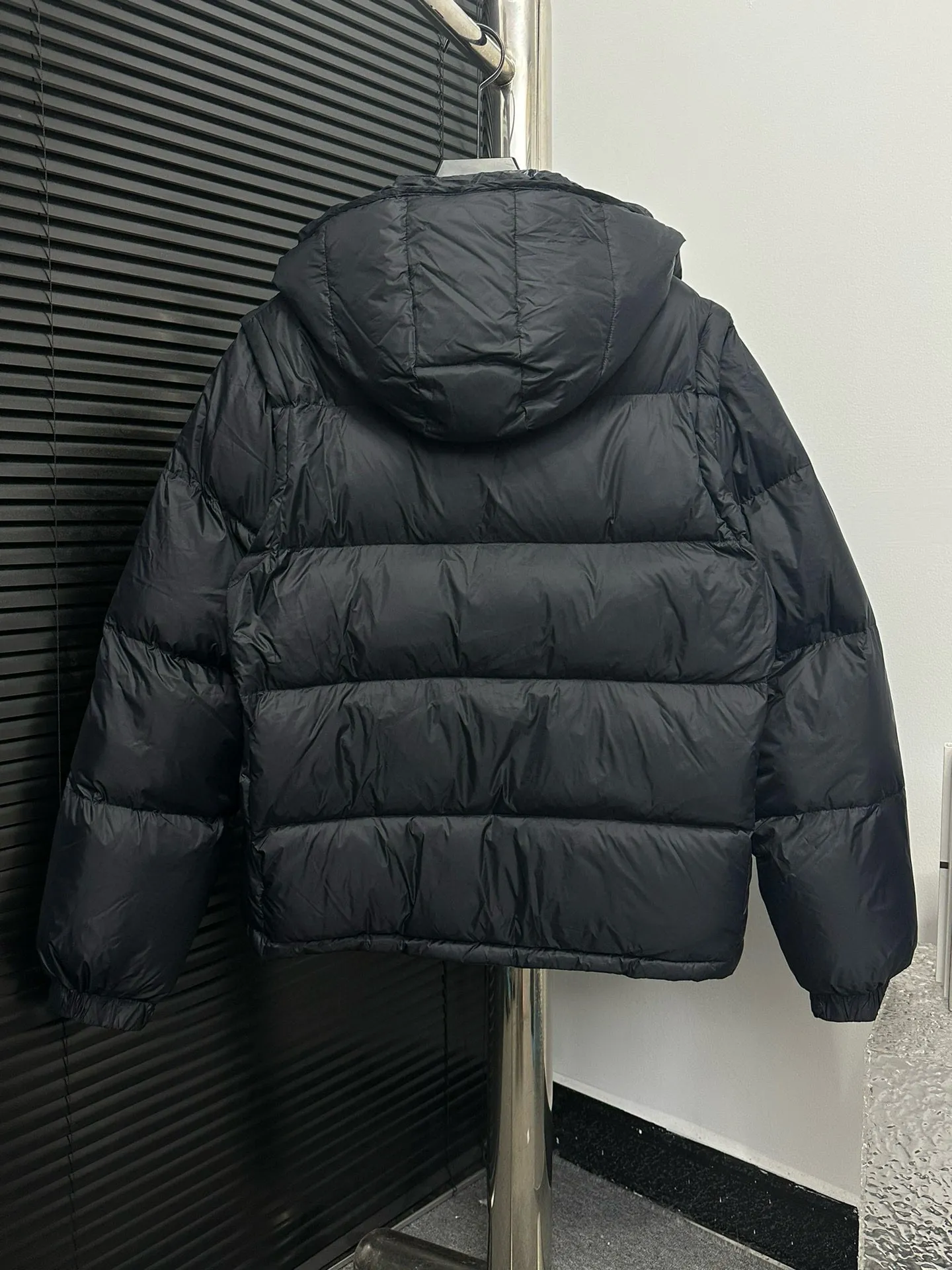 P850 [𝐌𝐎𝐍𝐂𝐋𝐄𝐑] Moncler Cyclone 2-in-1 Detachable Down Jacket with Stand Collar, Hooded and Detachable Sleeve Design, one garment can be worn in a variety of styles, suitable for various looks; Made of custom-made windproof and rainproof fabric, anti-wrinkle, anti-static, quick-drying, soft and skin-friendly, and extremely comfortable for the upper body Stand collar hooded design, a down jacket that combines business and leisure. Electroplated hardware produced by the original processing factory, all customized by the original factory, non-market versions, brand factory workmanship, impeccable quality and details. Color: Black Size: 1 code, 2 codes, 3 codes, 4 codes, 5 codes