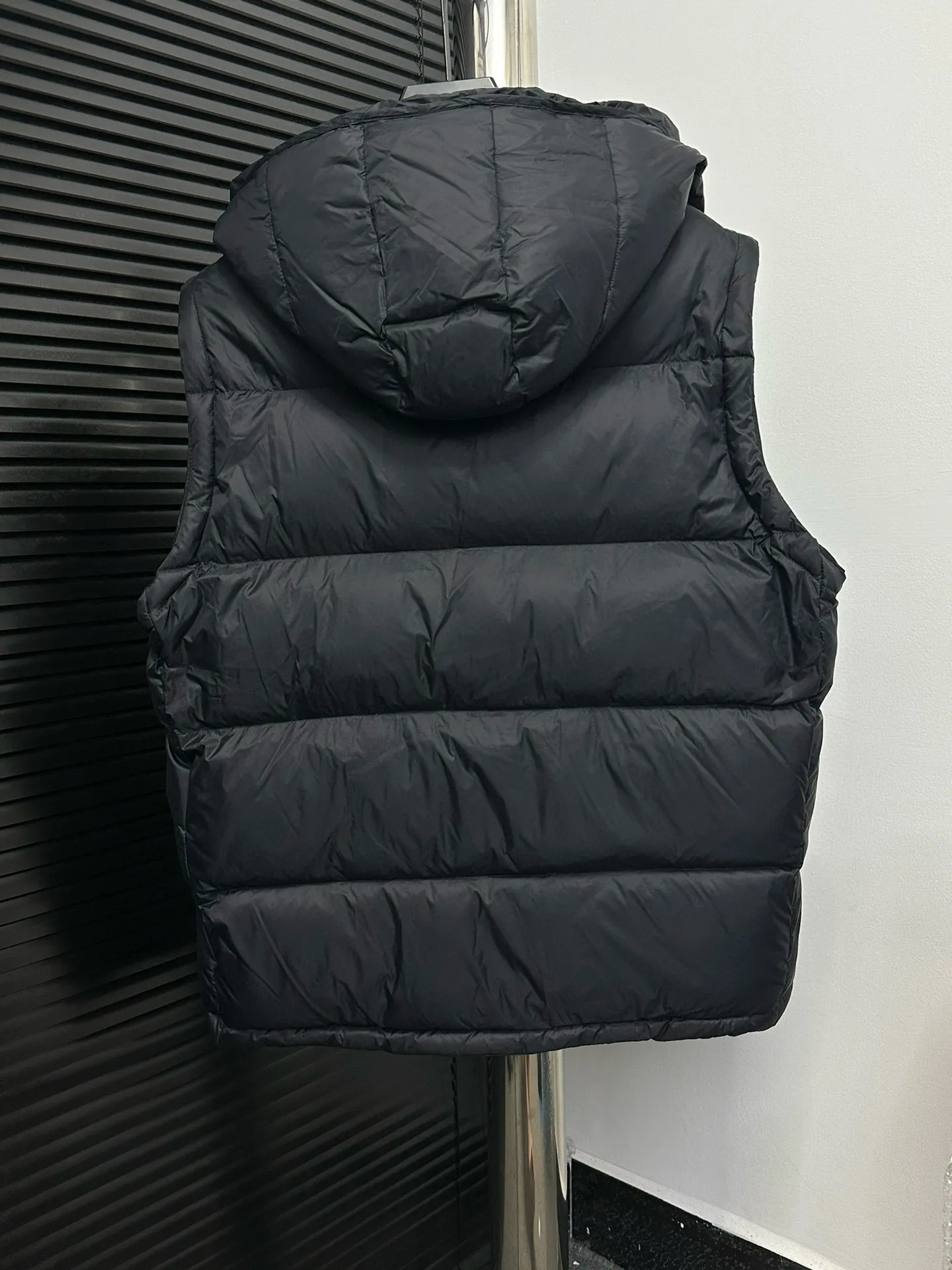 P850 [𝐌𝐎𝐍𝐂𝐋𝐄𝐑] Moncler Cyclone 2-in-1 Detachable Down Jacket with Stand Collar, Hooded and Detachable Sleeve Design, one garment can be worn in a variety of styles, suitable for various looks; Made of custom-made windproof and rainproof fabric, anti-wrinkle, anti-static, quick-drying, soft and skin-friendly, and extremely comfortable for the upper body Stand collar hooded design, a down jacket that combines business and leisure. Electroplated hardware produced by the original processing factory, all customized by the original factory, non-market versions, brand factory workmanship, impeccable quality and details. Color: Black Size: 1 code, 2 codes, 3 codes, 4 codes, 5 codes