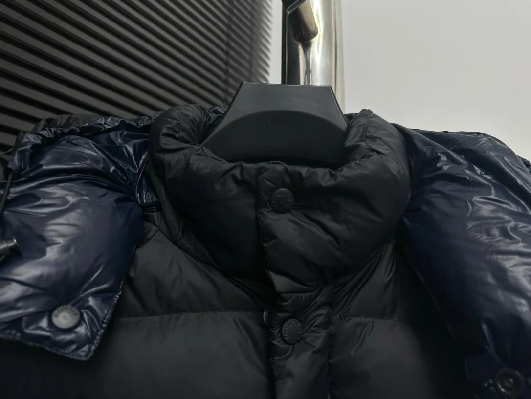 P850 [𝐌𝐎𝐍𝐂𝐋𝐄𝐑] Moncler Cyclone 2-in-1 Detachable Down Jacket with Stand Collar, Hooded and Detachable Sleeve Design, one garment can be worn in a variety of styles, suitable for various looks; Made of custom-made windproof and rainproof fabric, anti-wrinkle, anti-static, quick-drying, soft and skin-friendly, and extremely comfortable for the upper body Stand collar hooded design, a down jacket that combines business and leisure. Electroplated hardware produced by the original processing factory, all customized by the original factory, non-market versions, brand factory workmanship, impeccable quality and details. Color: Black Size: 1 code, 2 codes, 3 codes, 4 codes, 5 codes