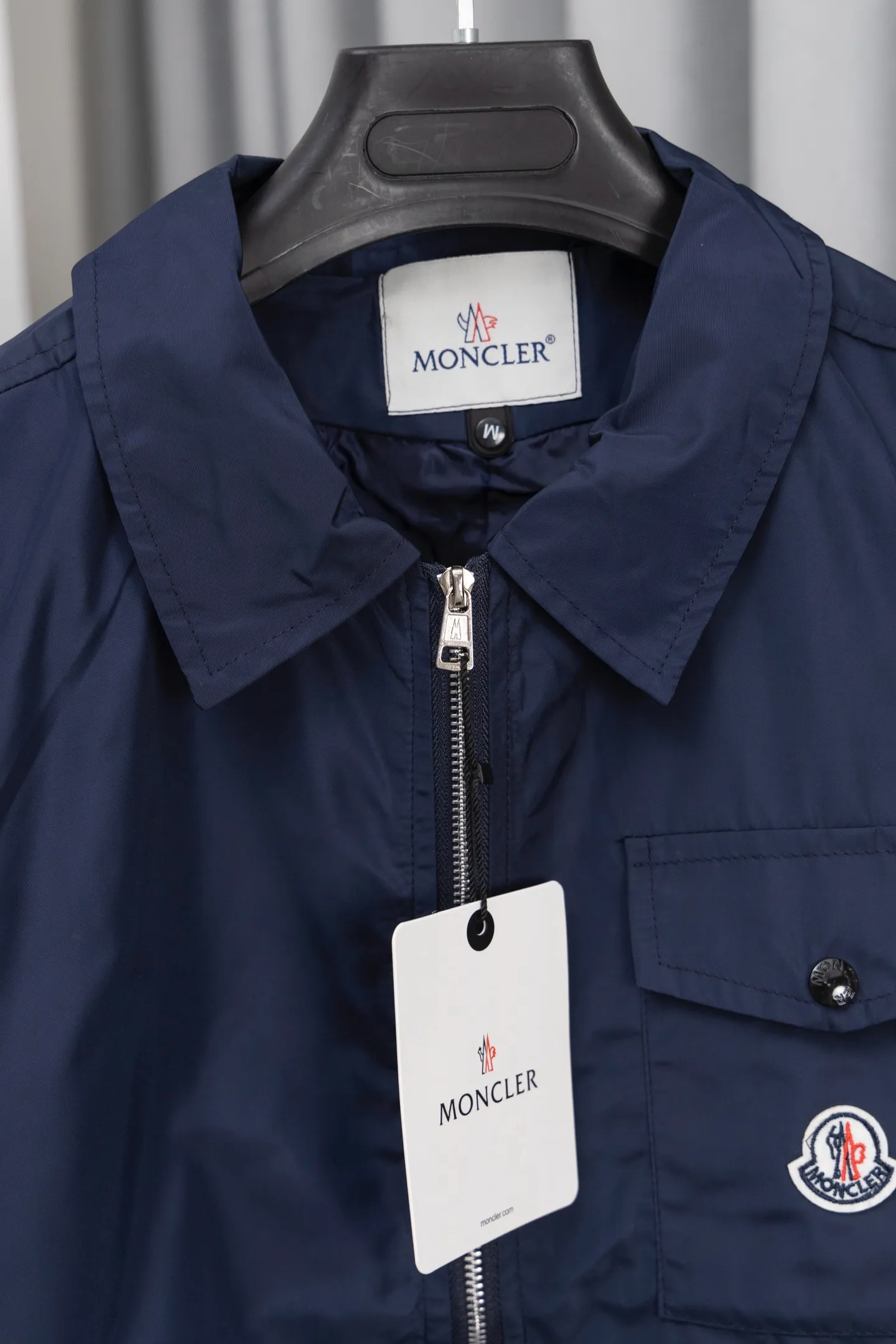 P310 Model No.: M010 Moncler logo zipper shirt jacket. Customized high-quality cotton hidden pattern gabardine. Full of texture. Comfortable and close to the skin. The brown tone exudes restrained tenderness. The iconic Moncler logo embroidered logo is embellished on it to increase brand recognition. Simple and smooth lines. The zipper opening and closing also follows the minimalist principle. Use simplicity as the pen and texture as the ink. Use the simplest elements to outline the most moving fashion picture. Process 1: Use imported special machine infrared to locate the "Moncler logo embroidery", the position is more accurate and strong. Process 2: Template machine to open the bag. The preset template guides the position, shape and size of the bag opening. The accuracy ensures the quality of the bag opening effect. Process 3: The fabrics have been washed and have a better hand feel. Not easy to deform, not easy to shrink, not easy to fade, and maintain long-term beauty. Color: navy black Size: S-XL