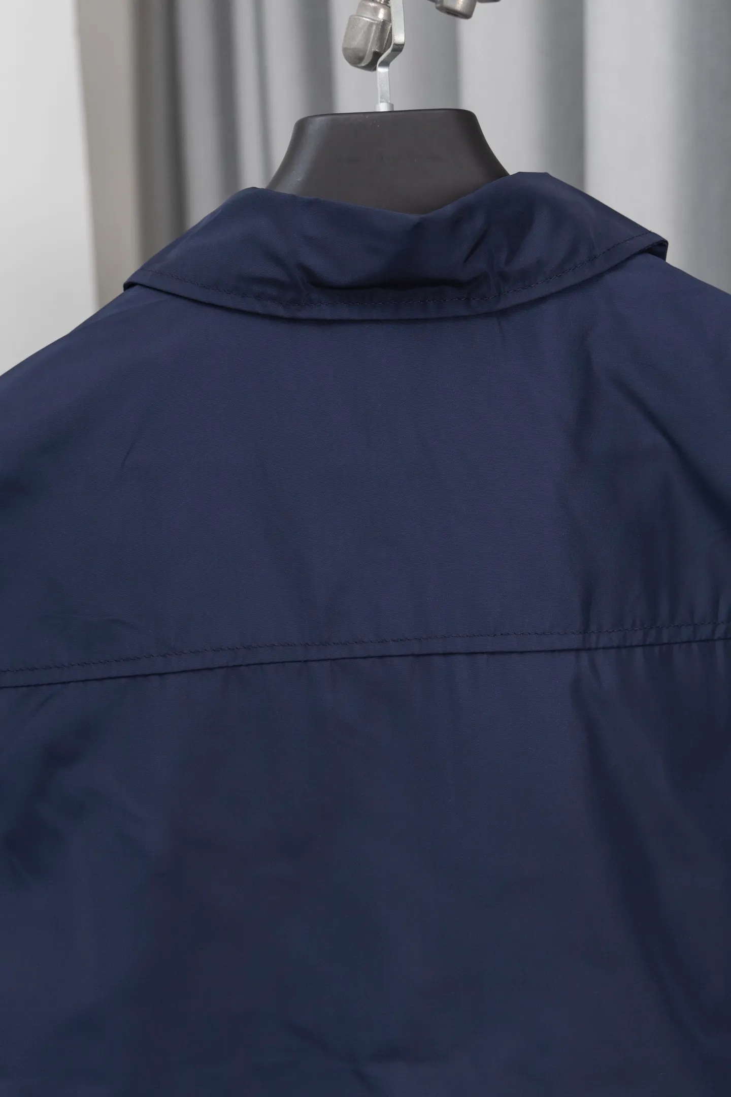 P310 Model No.: M010 Moncler logo zipper shirt jacket. Customized high-quality cotton hidden pattern gabardine. Full of texture. Comfortable and close to the skin. The brown tone exudes restrained tenderness. The iconic Moncler logo embroidered logo is embellished on it to increase brand recognition. Simple and smooth lines. The zipper opening and closing also follows the minimalist principle. Use simplicity as the pen and texture as the ink. Use the simplest elements to outline the most moving fashion picture. Process 1: Use imported special machine infrared to locate the "Moncler logo embroidery", the position is more accurate and strong. Process 2: Template machine to open the bag. The preset template guides the position, shape and size of the bag opening. The accuracy ensures the quality of the bag opening effect. Process 3: The fabrics have been washed and have a better hand feel. Not easy to deform, not easy to shrink, not easy to fade, and maintain long-term beauty. Color: navy black Size: S-XL