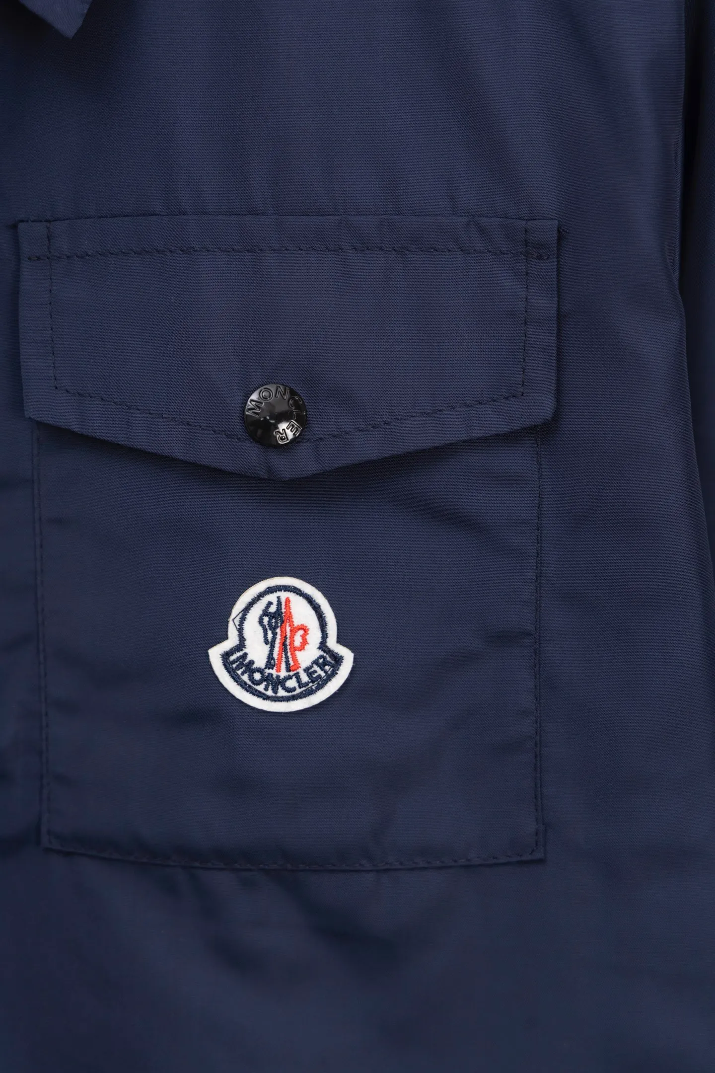 P310 Model No.: M010 Moncler logo zipper shirt jacket. Customized high-quality cotton hidden pattern gabardine. Full of texture. Comfortable and close to the skin. The brown tone exudes restrained tenderness. The iconic Moncler logo embroidered logo is embellished on it to increase brand recognition. Simple and smooth lines. The zipper opening and closing also follows the minimalist principle. Use simplicity as the pen and texture as the ink. Use the simplest elements to outline the most moving fashion picture. Process 1: Use imported special machine infrared to locate the "Moncler logo embroidery", the position is more accurate and strong. Process 2: Template machine to open the bag. The preset template guides the position, shape and size of the bag opening. The accuracy ensures the quality of the bag opening effect. Process 3: The fabrics have been washed and have a better hand feel. Not easy to deform, not easy to shrink, not easy to fade, and maintain long-term beauty. Color: navy black Size: S-XL
