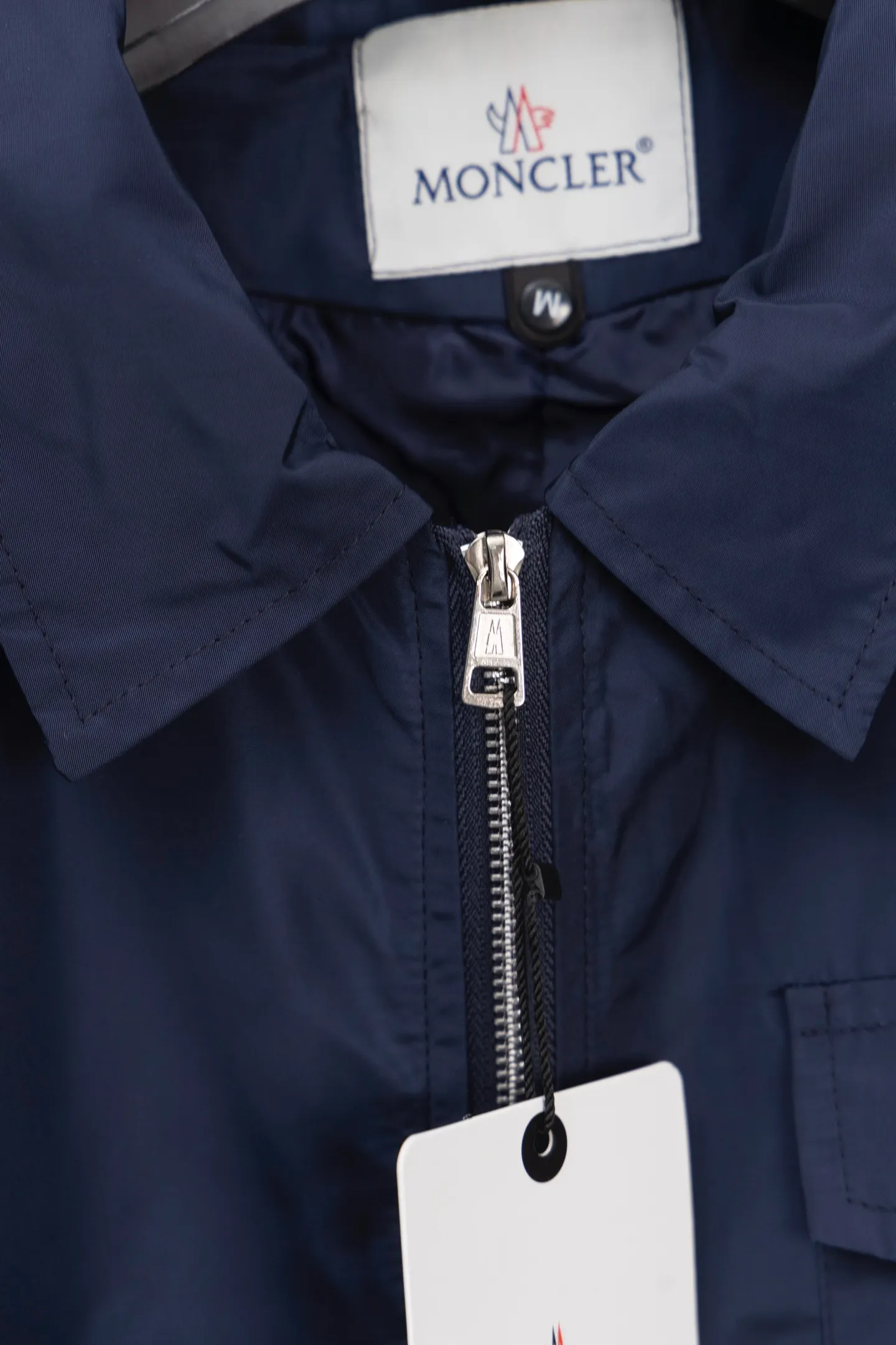 P310 Model No.: M010 Moncler logo zipper shirt jacket. Customized high-quality cotton hidden pattern gabardine. Full of texture. Comfortable and close to the skin. The brown tone exudes restrained tenderness. The iconic Moncler logo embroidered logo is embellished on it to increase brand recognition. Simple and smooth lines. The zipper opening and closing also follows the minimalist principle. Use simplicity as the pen and texture as the ink. Use the simplest elements to outline the most moving fashion picture. Process 1: Use imported special machine infrared to locate the "Moncler logo embroidery", the position is more accurate and strong. Process 2: Template machine to open the bag. The preset template guides the position, shape and size of the bag opening. The accuracy ensures the quality of the bag opening effect. Process 3: The fabrics have been washed and have a better hand feel. Not easy to deform, not easy to shrink, not easy to fade, and maintain long-term beauty. Color: navy black Size: S-XL