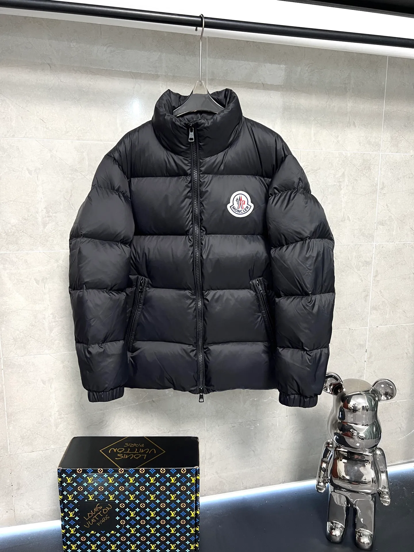P780 Moncler Citala short men's. Looking at it, there is no version on the market that can match it. 130w + one ton of premium European gooseneck down filling. 850+ fill power, which is twice as thick as the market version and twice as light. (⚠️ Hot color matching, small inventory, accelerated ordering) Citala men's short down is made of pop-colored light fabric, highlighting the vitality of the series.  Citala down is made from lightweight nylon fabric and longue saison lining, making it comfortable and warm without being bulky. This cropped style has a comfortable fit, a signature high collar and a gingham-stitched silhouette. Details •Made from lightweight nylon •Longue saison lining •Down filled (⚠️Premium goose down) •Stand collar •Zip closure •Zip pockets •Elasticized cuffs and hem •Felt logo patch Size : 12345