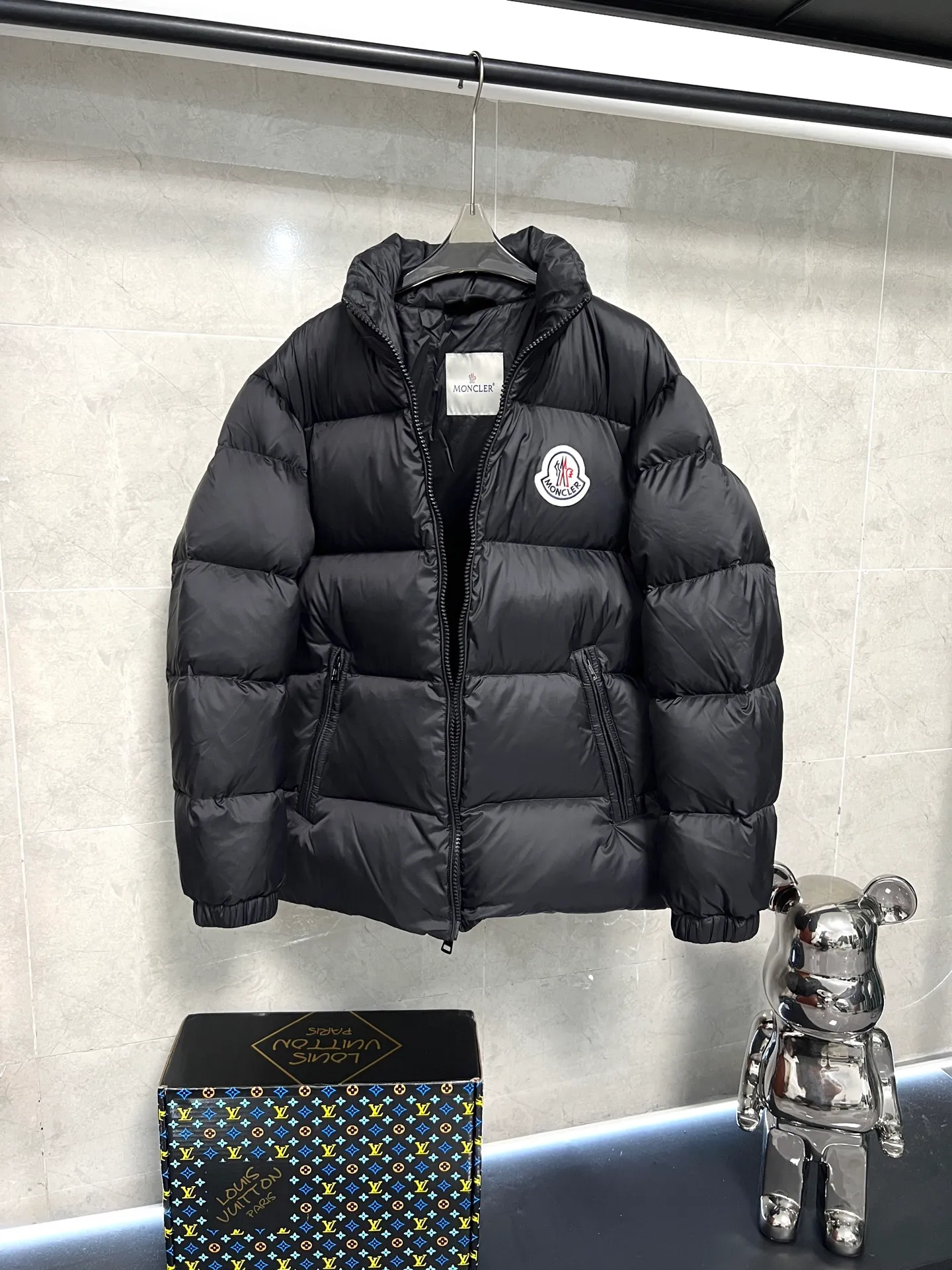 P780 Moncler Citala short men's. Looking at it, there is no version on the market that can match it. 130w + one ton of premium European gooseneck down filling. 850+ fill power, which is twice as thick as the market version and twice as light. (⚠️ Hot color matching, small inventory, accelerated ordering) Citala men's short down is made of pop-colored light fabric, highlighting the vitality of the series.  Citala down is made from lightweight nylon fabric and longue saison lining, making it comfortable and warm without being bulky. This cropped style has a comfortable fit, a signature high collar and a gingham-stitched silhouette. Details •Made from lightweight nylon •Longue saison lining •Down filled (⚠️Premium goose down) •Stand collar •Zip closure •Zip pockets •Elasticized cuffs and hem •Felt logo patch Size : 12345