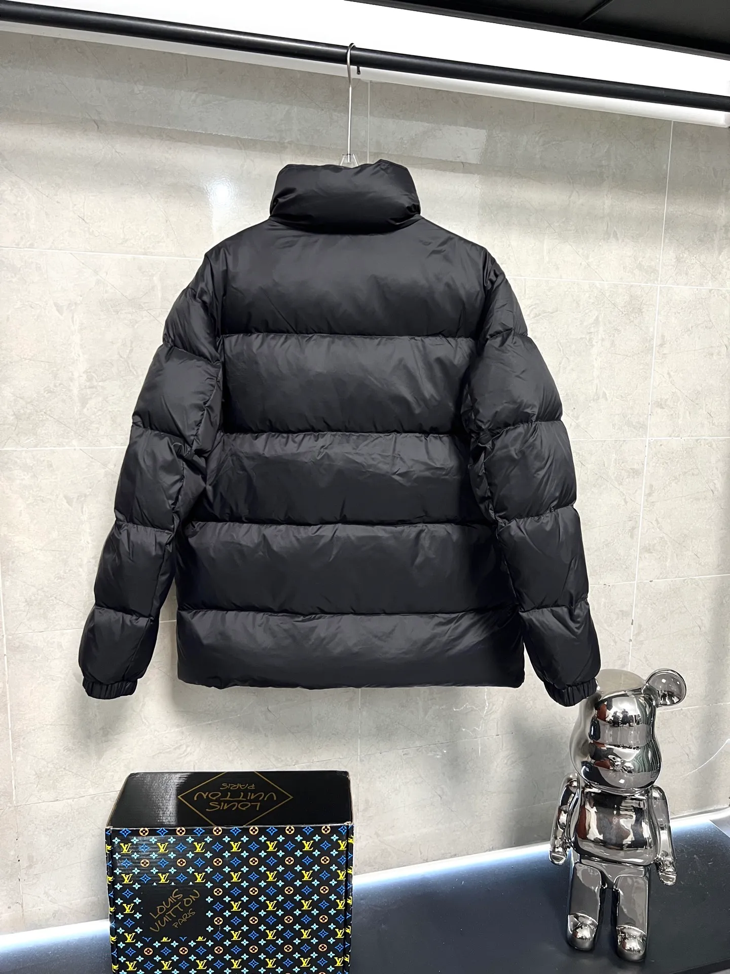 P780 Moncler Citala short men's. Looking at it, there is no version on the market that can match it. 130w + one ton of premium European gooseneck down filling. 850+ fill power, which is twice as thick as the market version and twice as light. (⚠️ Hot color matching, small inventory, accelerated ordering) Citala men's short down is made of pop-colored light fabric, highlighting the vitality of the series.  Citala down is made from lightweight nylon fabric and longue saison lining, making it comfortable and warm without being bulky. This cropped style has a comfortable fit, a signature high collar and a gingham-stitched silhouette. Details •Made from lightweight nylon •Longue saison lining •Down filled (⚠️Premium goose down) •Stand collar •Zip closure •Zip pockets •Elasticized cuffs and hem •Felt logo patch Size : 12345