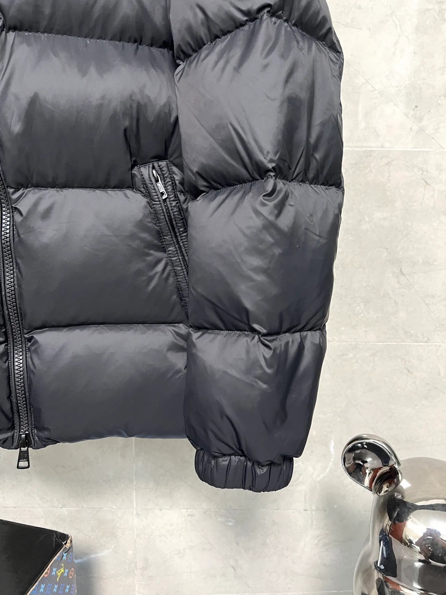 P780 Moncler Citala short men's. Looking at it, there is no version on the market that can match it. 130w + one ton of premium European gooseneck down filling. 850+ fill power, which is twice as thick as the market version and twice as light. (⚠️ Hot color matching, small inventory, accelerated ordering) Citala men's short down is made of pop-colored light fabric, highlighting the vitality of the series.  Citala down is made from lightweight nylon fabric and longue saison lining, making it comfortable and warm without being bulky. This cropped style has a comfortable fit, a signature high collar and a gingham-stitched silhouette. Details •Made from lightweight nylon •Longue saison lining •Down filled (⚠️Premium goose down) •Stand collar •Zip closure •Zip pockets •Elasticized cuffs and hem •Felt logo patch Size : 12345
