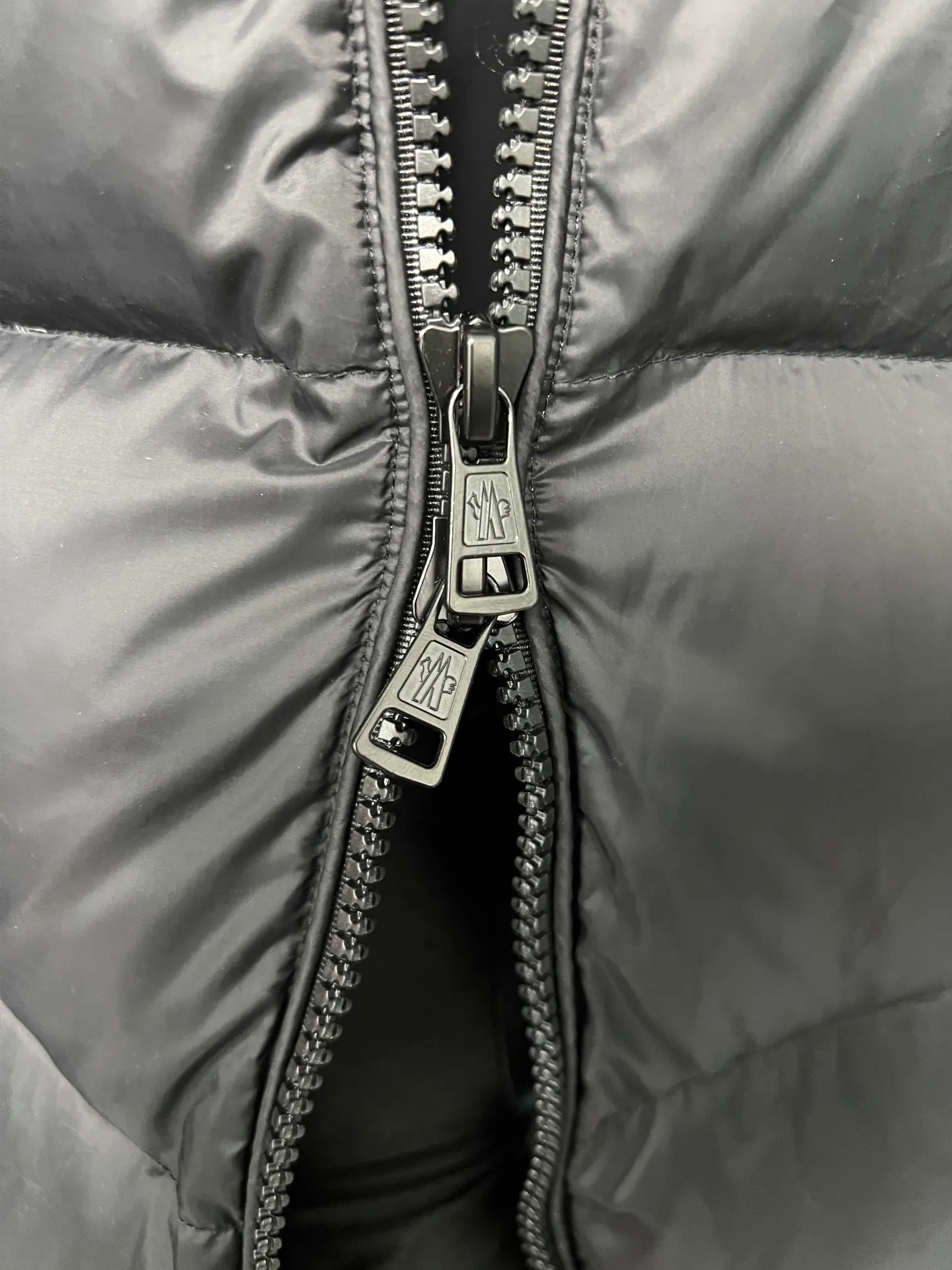 P780 Moncler Citala short men's. Looking at it, there is no version on the market that can match it. 130w + one ton of premium European gooseneck down filling. 850+ fill power, which is twice as thick as the market version and twice as light. (⚠️ Hot color matching, small inventory, accelerated ordering) Citala men's short down is made of pop-colored light fabric, highlighting the vitality of the series.  Citala down is made from lightweight nylon fabric and longue saison lining, making it comfortable and warm without being bulky. This cropped style has a comfortable fit, a signature high collar and a gingham-stitched silhouette. Details •Made from lightweight nylon •Longue saison lining •Down filled (⚠️Premium goose down) •Stand collar •Zip closure •Zip pockets •Elasticized cuffs and hem •Felt logo patch Size : 12345