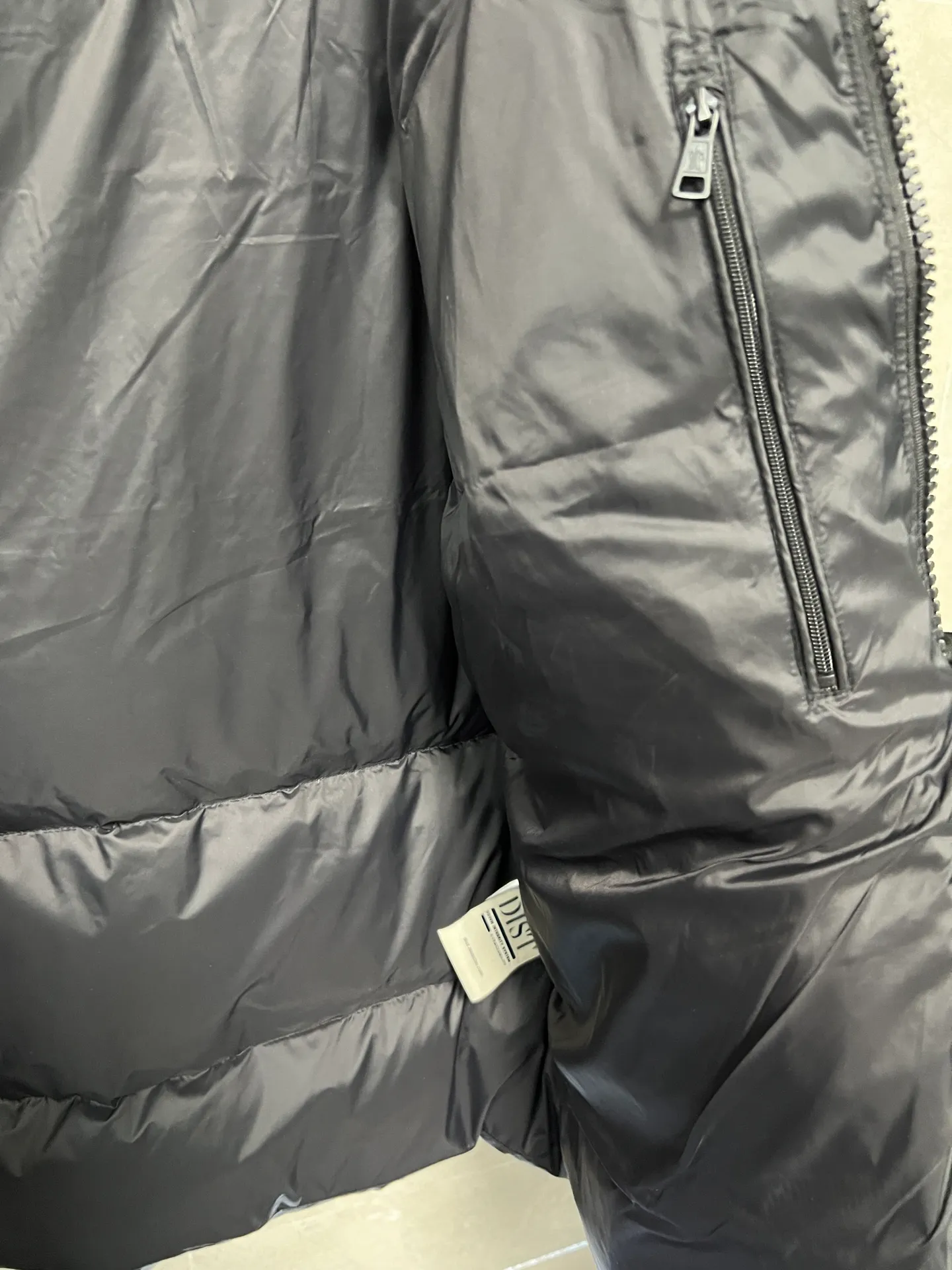 P780 Moncler Citala short men's. Looking at it, there is no version on the market that can match it. 130w + one ton of premium European gooseneck down filling. 850+ fill power, which is twice as thick as the market version and twice as light. (⚠️ Hot color matching, small inventory, accelerated ordering) Citala men's short down is made of pop-colored light fabric, highlighting the vitality of the series.  Citala down is made from lightweight nylon fabric and longue saison lining, making it comfortable and warm without being bulky. This cropped style has a comfortable fit, a signature high collar and a gingham-stitched silhouette. Details •Made from lightweight nylon •Longue saison lining •Down filled (⚠️Premium goose down) •Stand collar •Zip closure •Zip pockets •Elasticized cuffs and hem •Felt logo patch Size : 12345