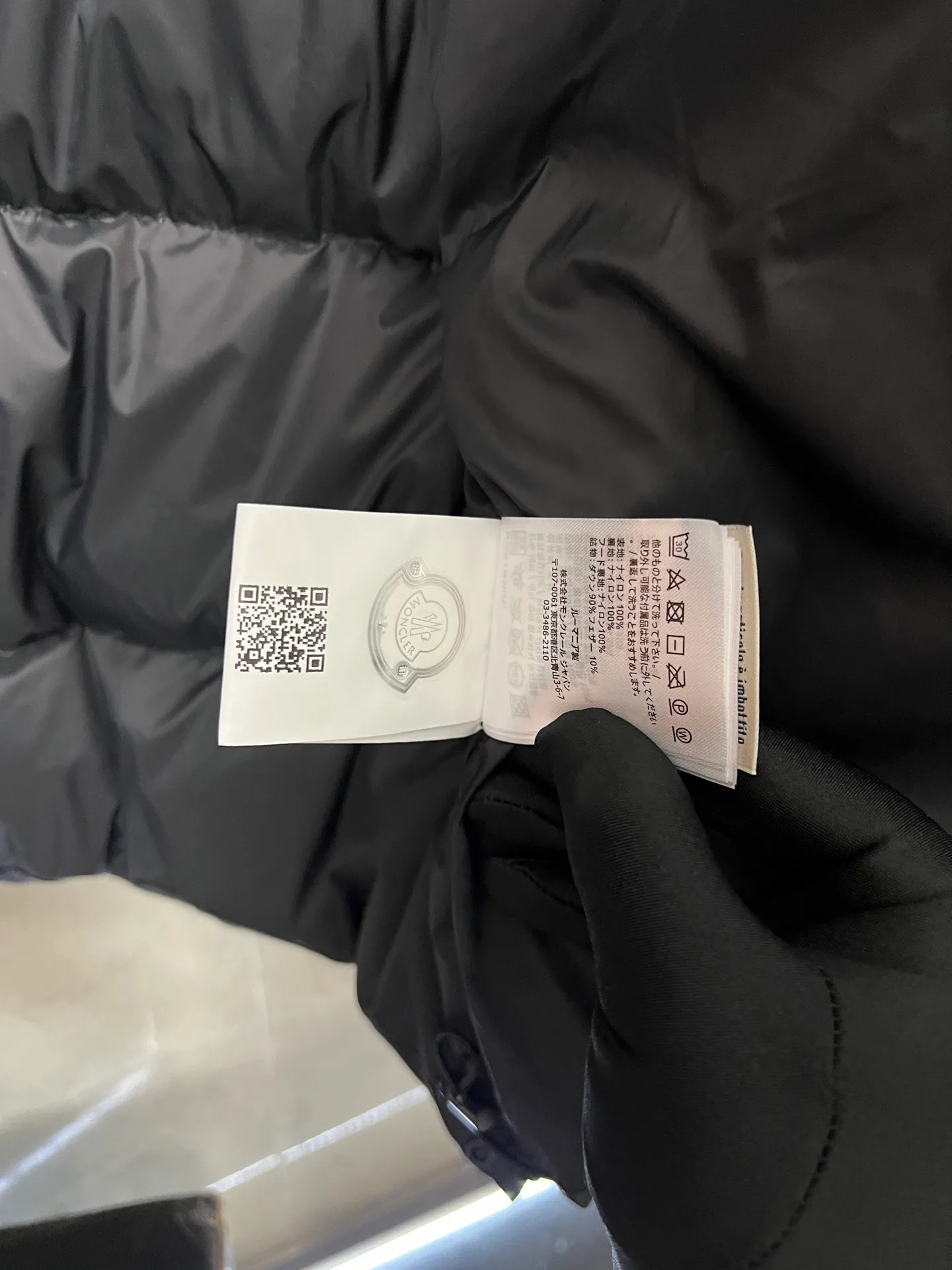 P780 Moncler Citala short men's. Looking at it, there is no version on the market that can match it. 130w + one ton of premium European gooseneck down filling. 850+ fill power, which is twice as thick as the market version and twice as light. (⚠️ Hot color matching, small inventory, accelerated ordering) Citala men's short down is made of pop-colored light fabric, highlighting the vitality of the series.  Citala down is made from lightweight nylon fabric and longue saison lining, making it comfortable and warm without being bulky. This cropped style has a comfortable fit, a signature high collar and a gingham-stitched silhouette. Details •Made from lightweight nylon •Longue saison lining •Down filled (⚠️Premium goose down) •Stand collar •Zip closure •Zip pockets •Elasticized cuffs and hem •Felt logo patch Size : 12345
