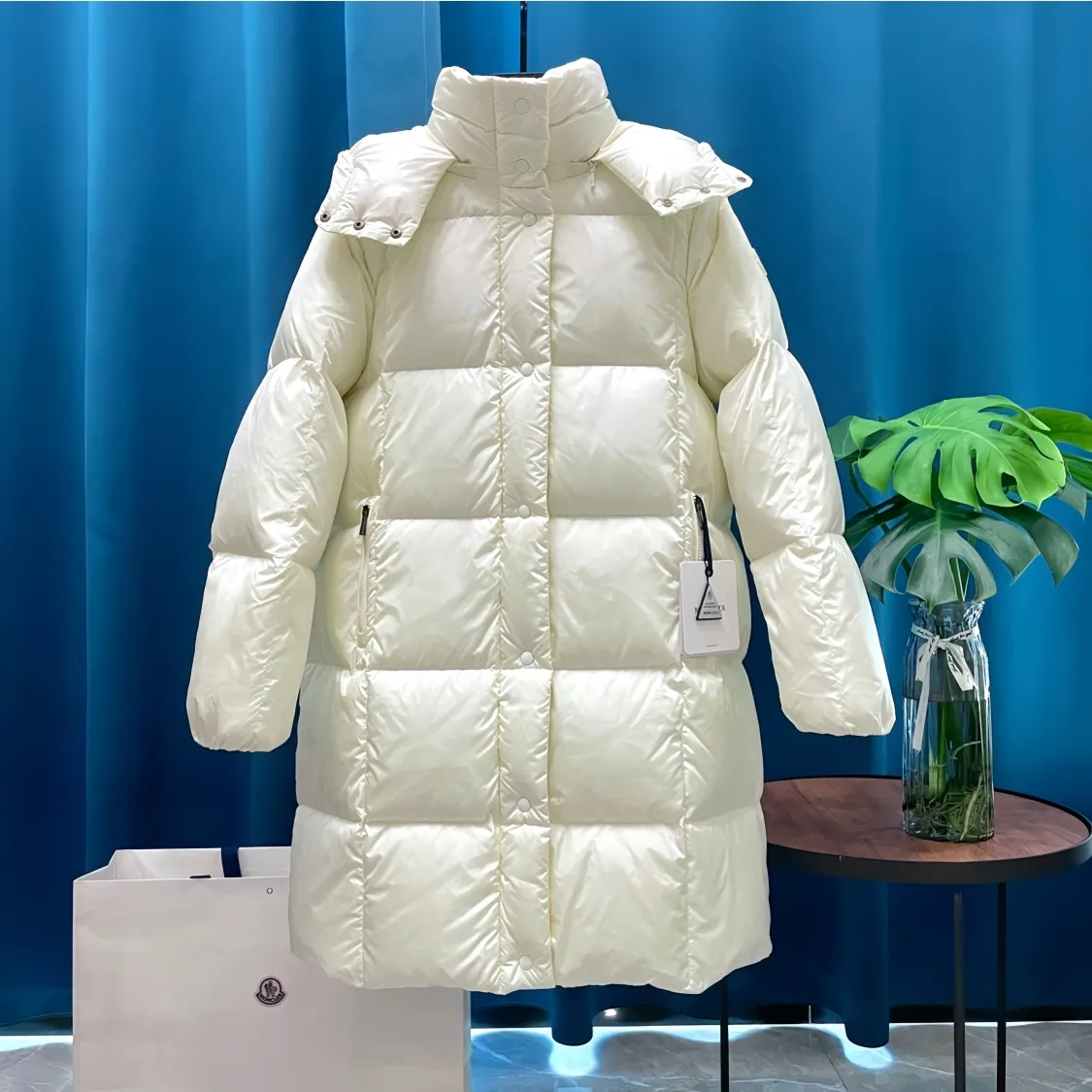 P980 Moncler ➡️Mask Litte black and white new long down jacket, the best to keep out the cold! Yuhuang Winter Extra Long Hooded Down Jacket There are thousands of styles of down jackets. As the king at the pinnacle of the down industry, Yuhuang Family will be included in the key repurchase list every year!  Because no matter how cold the wind is and the cold is unbearable, Yuhuang will always accompany you to give you warmth and resist the cold wave!  Made of pure European standard 90% goose down + 10% feathers. Real European standard goose down🦢 When you get the clothes, you can feel the filling and fullness of the down jacket. It is really not on the same level as the market products... The down content is the highest level in the industry. The raw materials are well invested. The best neck down on the goose is selected. The down is light, thin, soft and warm. It is very healing, comfortable and breathable, and as warm as a lover’s hug!  The shiny fabric design is noble and elegant, highlighting the texture! If you touch it with your fingers, you will definitely be conquered by its invincible texture, which is fluffy but not bloated! Everything is Yuhuang’s craftsmanship. Highly praised. It’s extremely eye-catching!