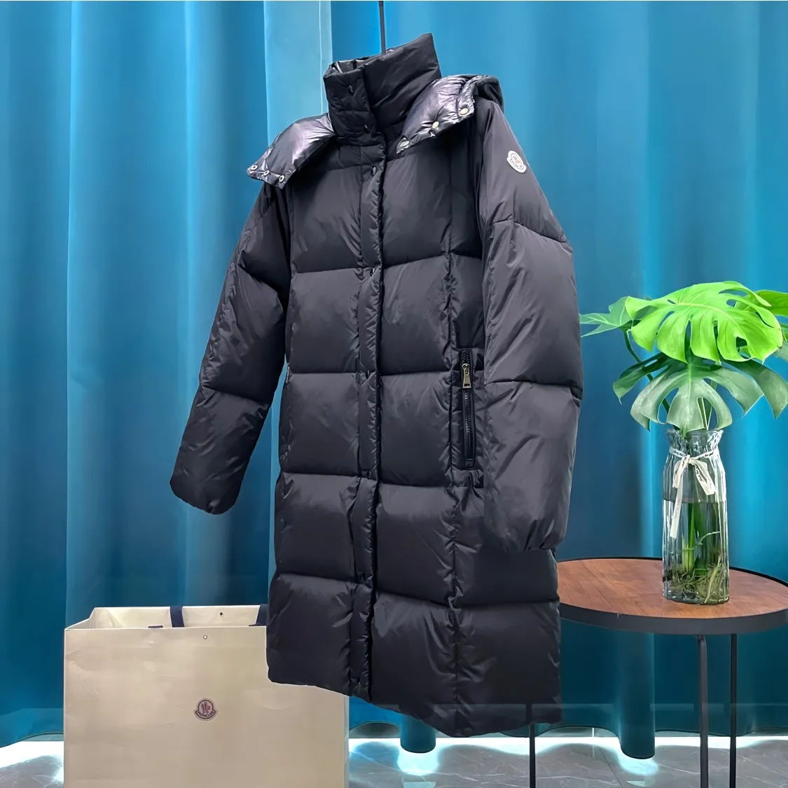 P980 Moncler ➡️Mask Litte black and white new long down jacket, the best to keep out the cold! Yuhuang Winter Extra Long Hooded Down Jacket There are thousands of styles of down jackets. As the king at the pinnacle of the down industry, Yuhuang Family will be included in the key repurchase list every year!  Because no matter how cold the wind is and the cold is unbearable, Yuhuang will always accompany you to give you warmth and resist the cold wave!  Made of pure European standard 90% goose down + 10% feathers. Real European standard goose down🦢 When you get the clothes, you can feel the filling and fullness of the down jacket. It is really not on the same level as the market products... The down content is the highest level in the industry. The raw materials are well invested. The best neck down on the goose is selected. The down is light, thin, soft and warm. It is very healing, comfortable and breathable, and as warm as a lover’s hug!  The shiny fabric design is noble and elegant, highlighting the texture! If you touch it with your fingers, you will definitely be conquered by its invincible texture, which is fluffy but not bloated! Everything is Yuhuang’s craftsmanship. Highly praised. It’s extremely eye-catching!